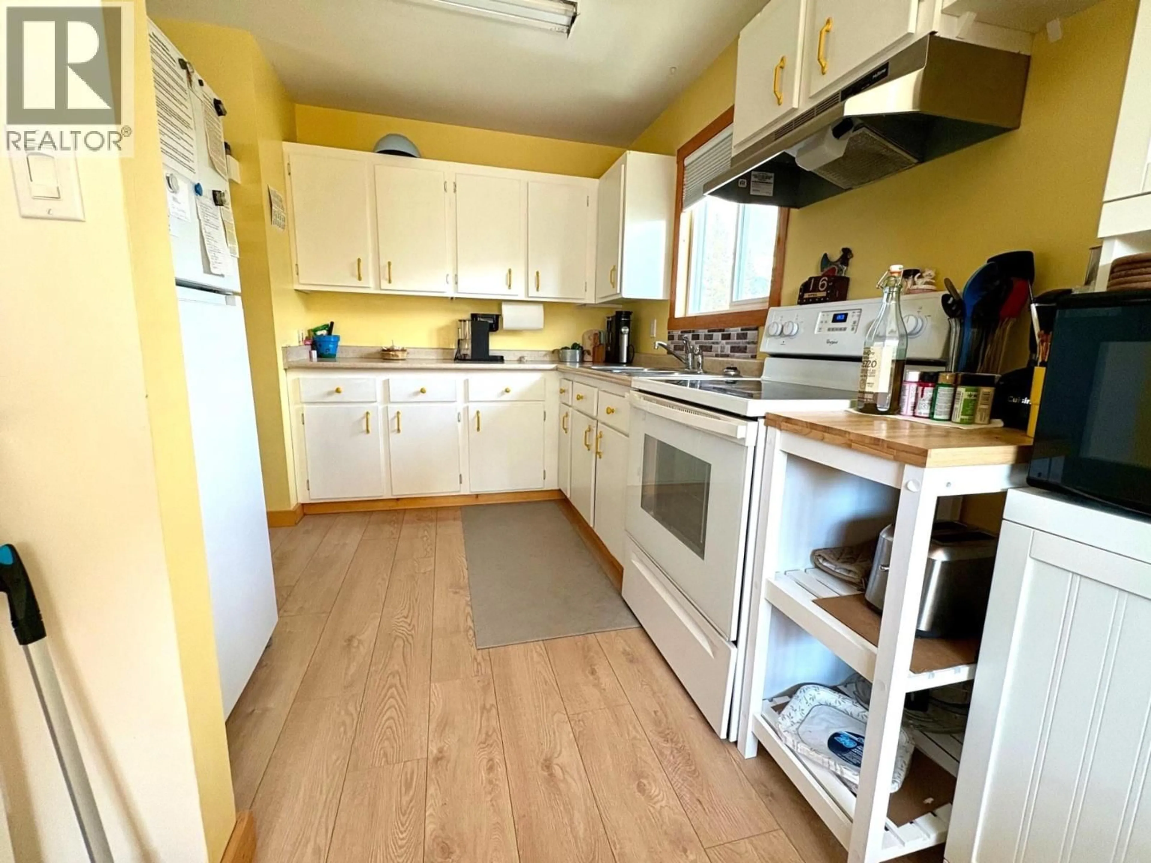 Standard kitchen, wood/laminate floor for 4636 KIVI CRESCENT CRESCENT, Barriere British Columbia V0e1E0