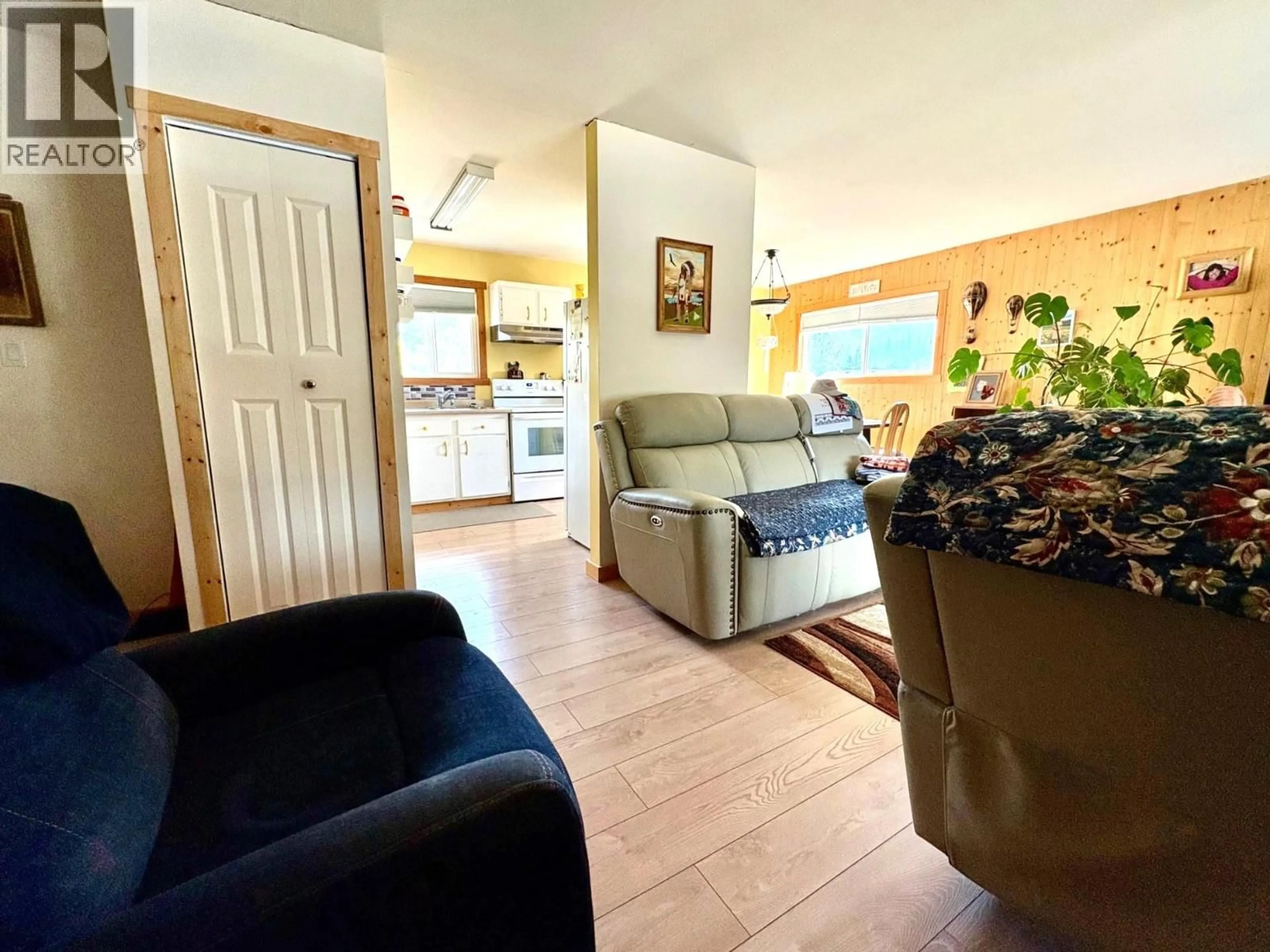 Living room with furniture, unknown for 4636 KIVI CRESCENT CRESCENT, Barriere British Columbia V0e1E0