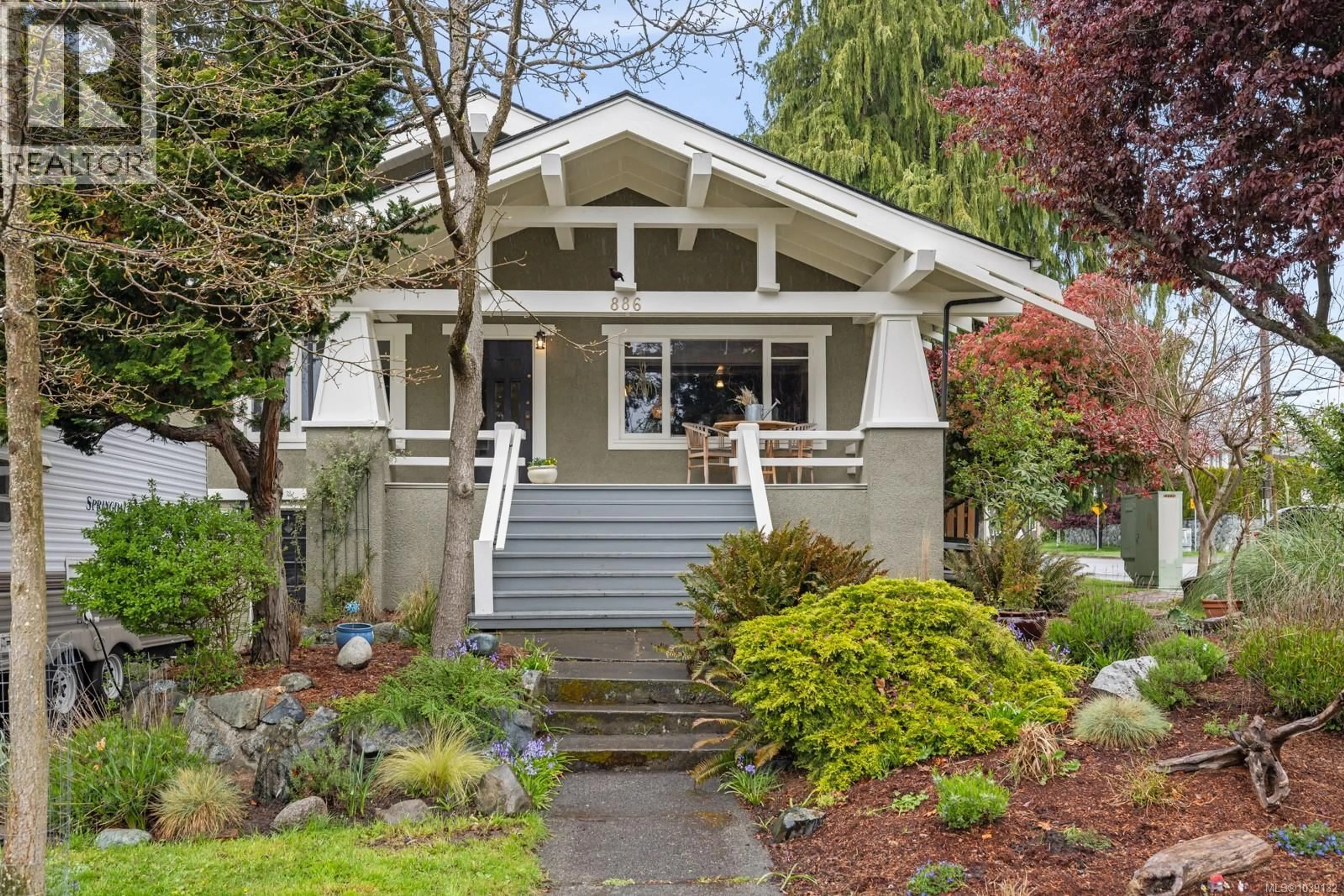 Home with vinyl exterior material, street for 886 MADDISON STREET, Victoria British Columbia V8S4C2