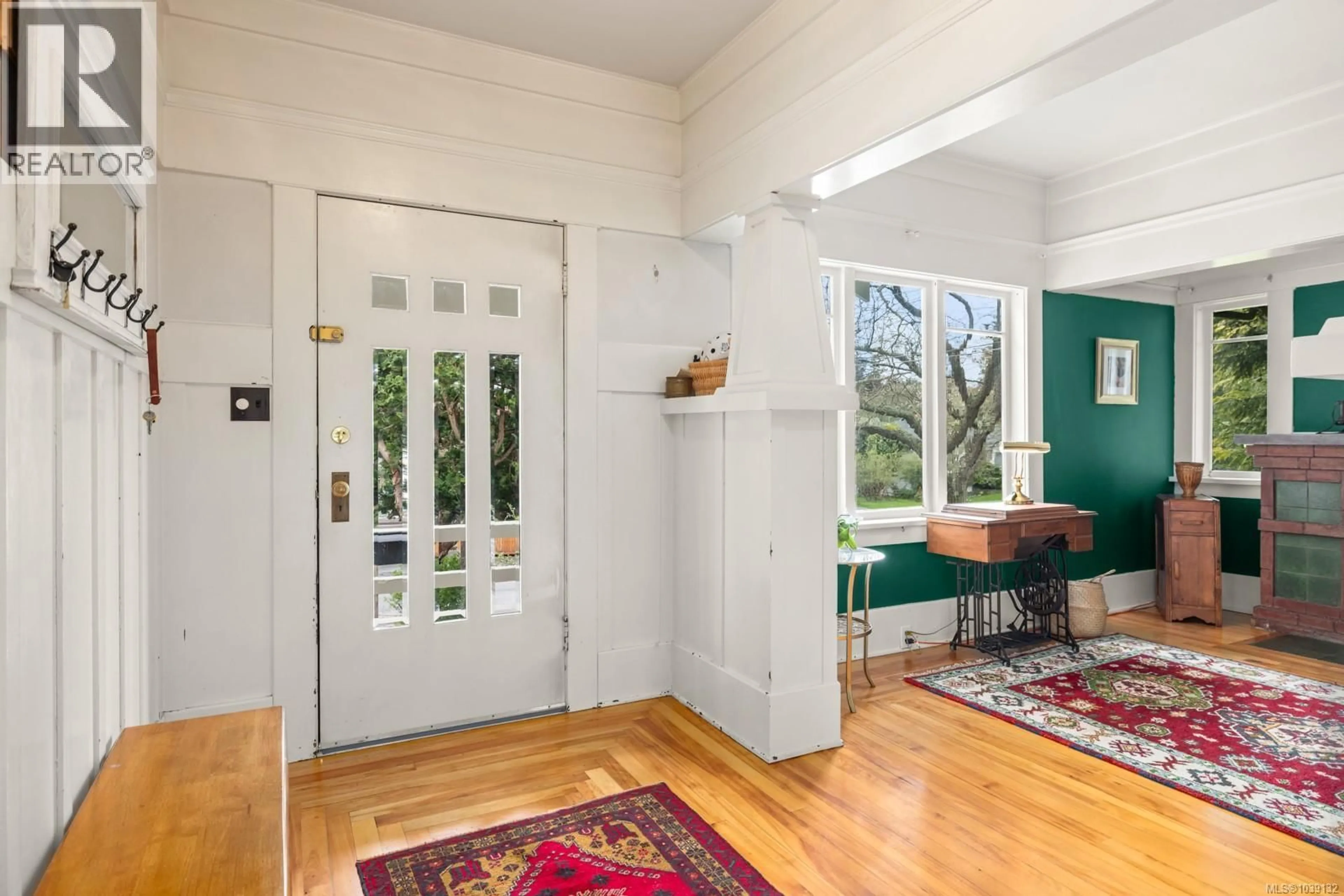 Indoor entryway for 886 MADDISON STREET, Victoria British Columbia V8S4C2