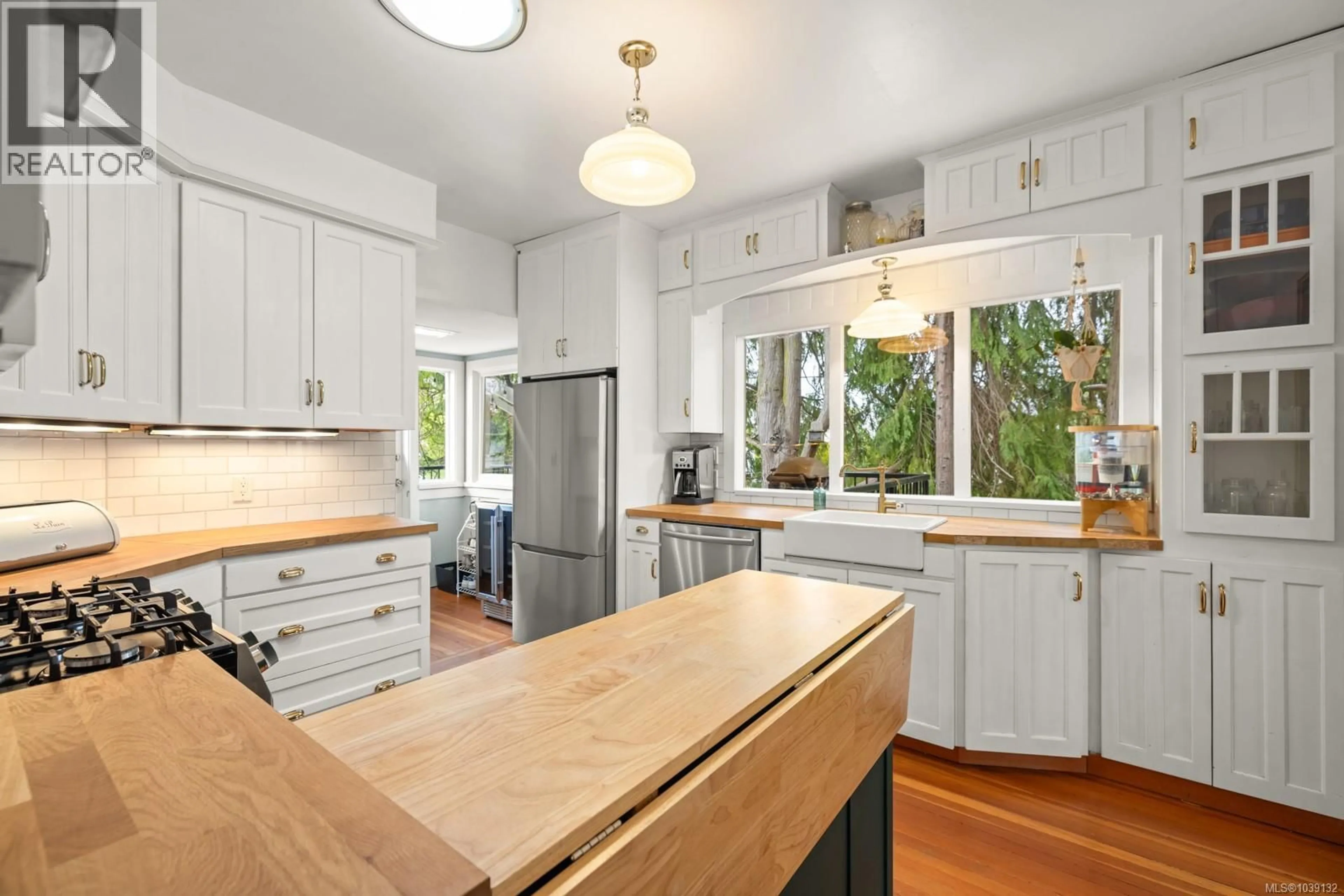 Open concept kitchen, unknown for 886 MADDISON STREET, Victoria British Columbia V8S4C2