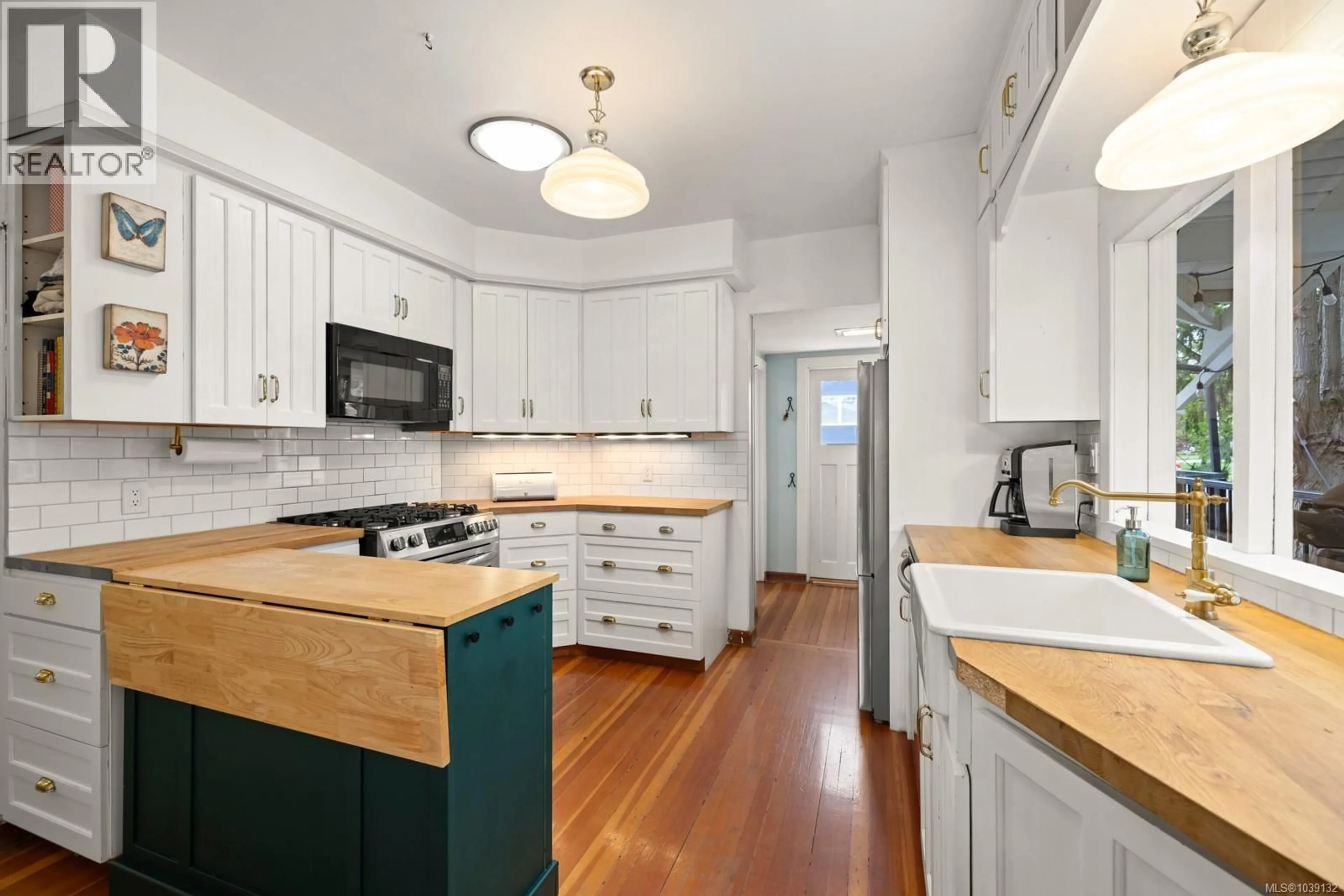 Unknown for 886 MADDISON STREET, Victoria British Columbia V8S4C2