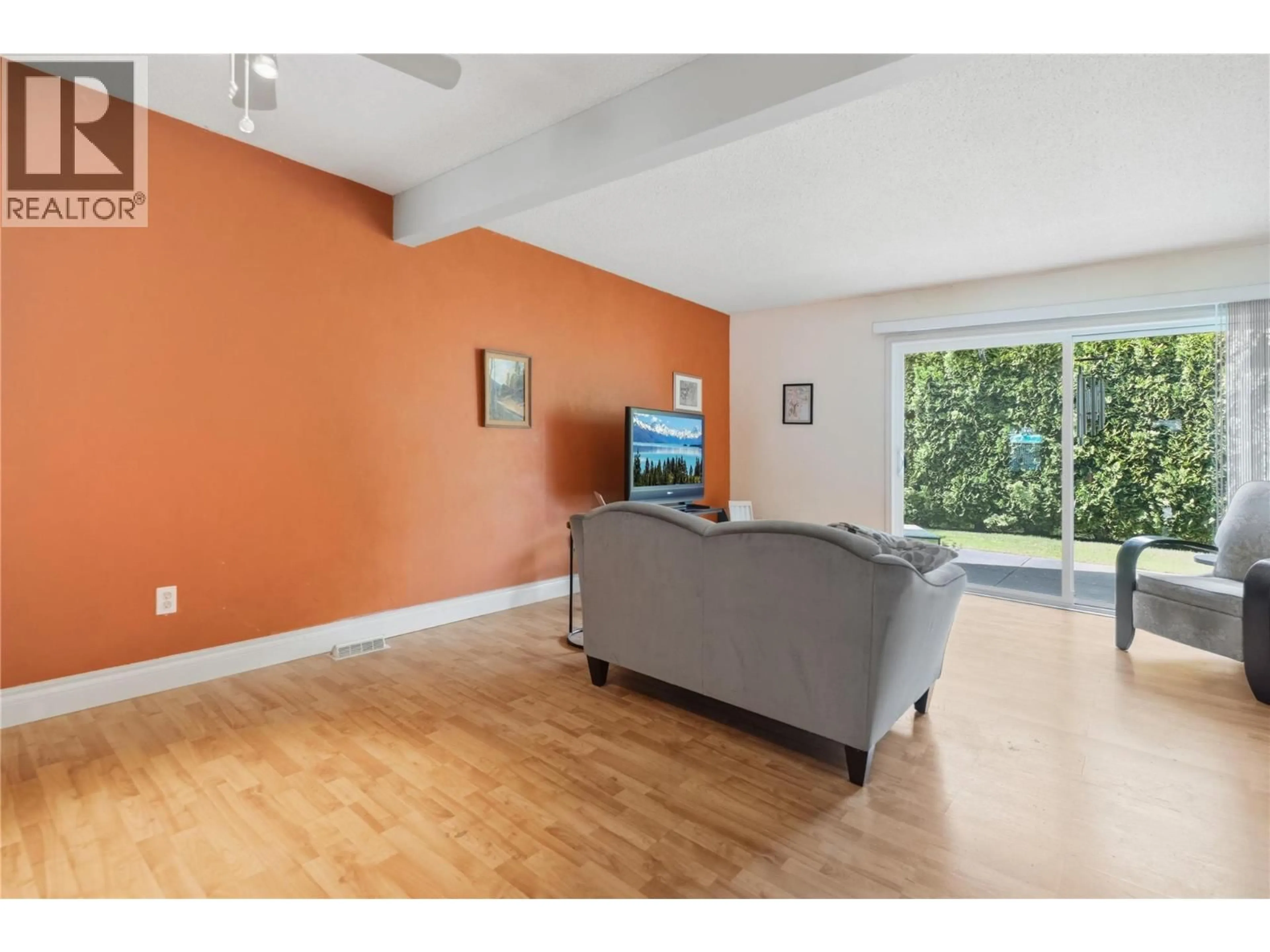 Living room with furniture, wood/laminate floor for 115 - 1050 SPRINGFIELD ROAD, Kelowna British Columbia V1Y8J7