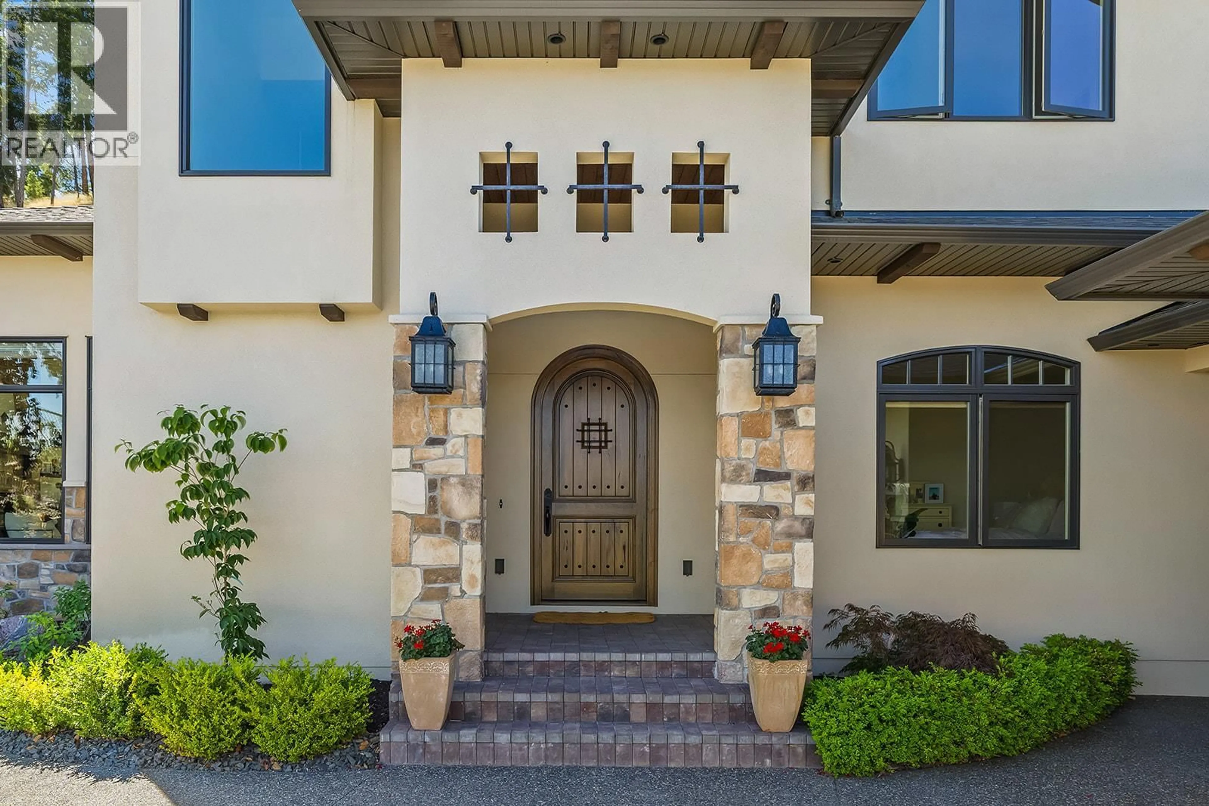 Indoor entryway for 5683 JASPER WAY, Kelowna British Columbia V1W5L7