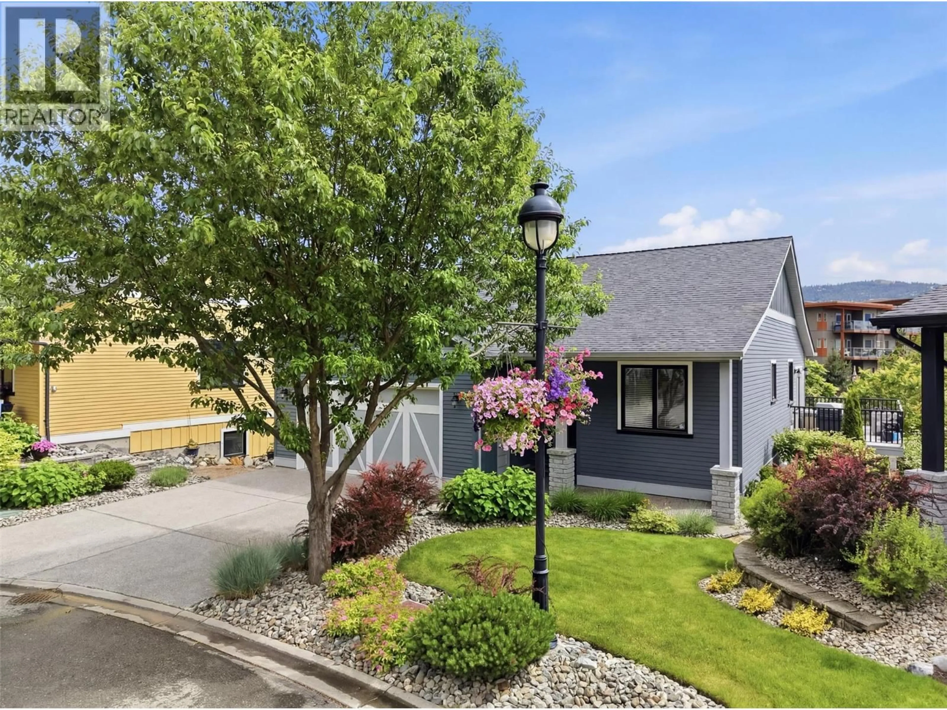 A pic from outside/outdoor area/front of a property/back of a property/a pic from drone, street for 918 9TH GREEN DRIVE, Kamloops British Columbia V2H1T9