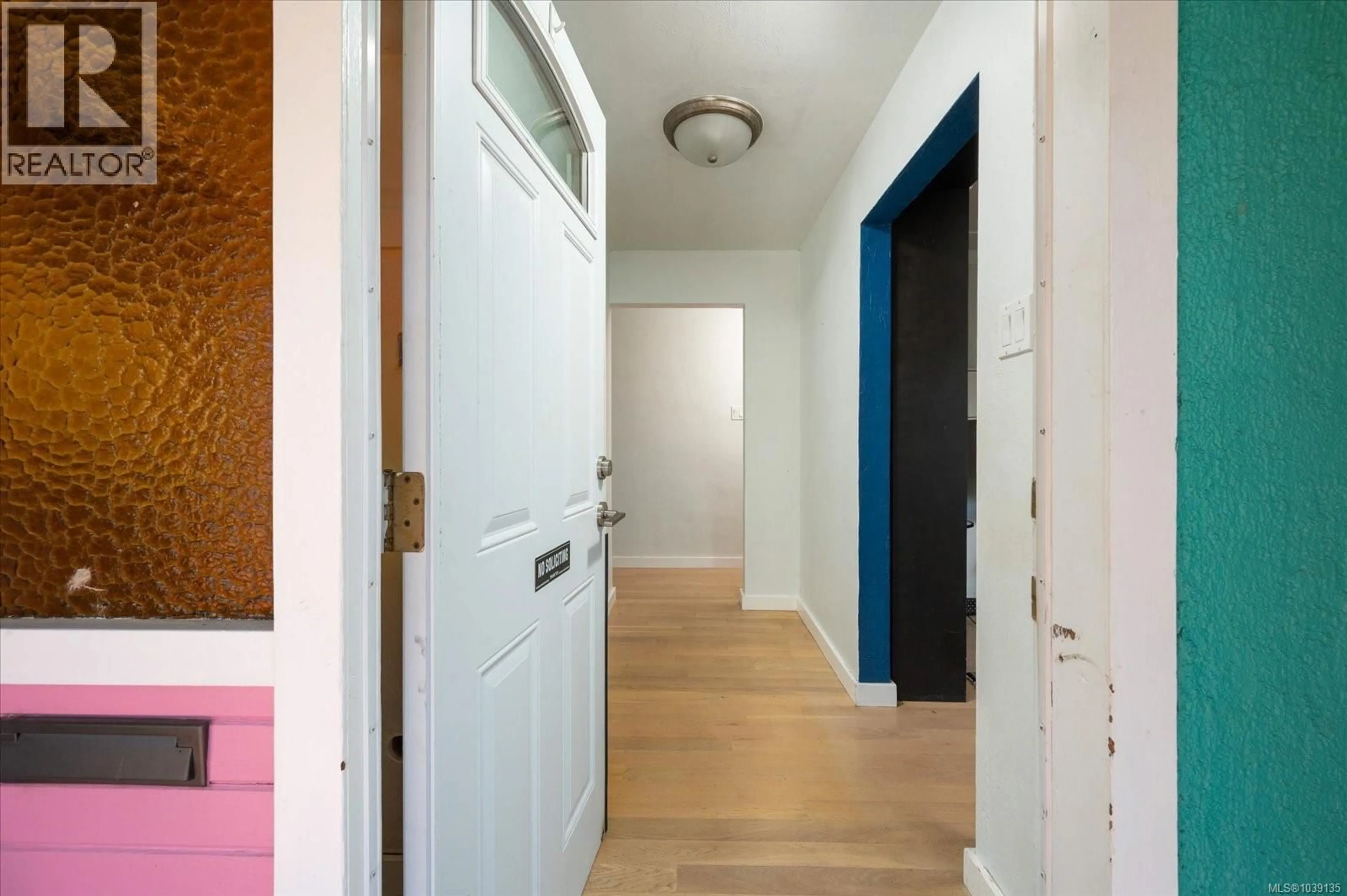 Indoor entryway for 1080 NELSON STREET, Nanaimo British Columbia V9S2K2