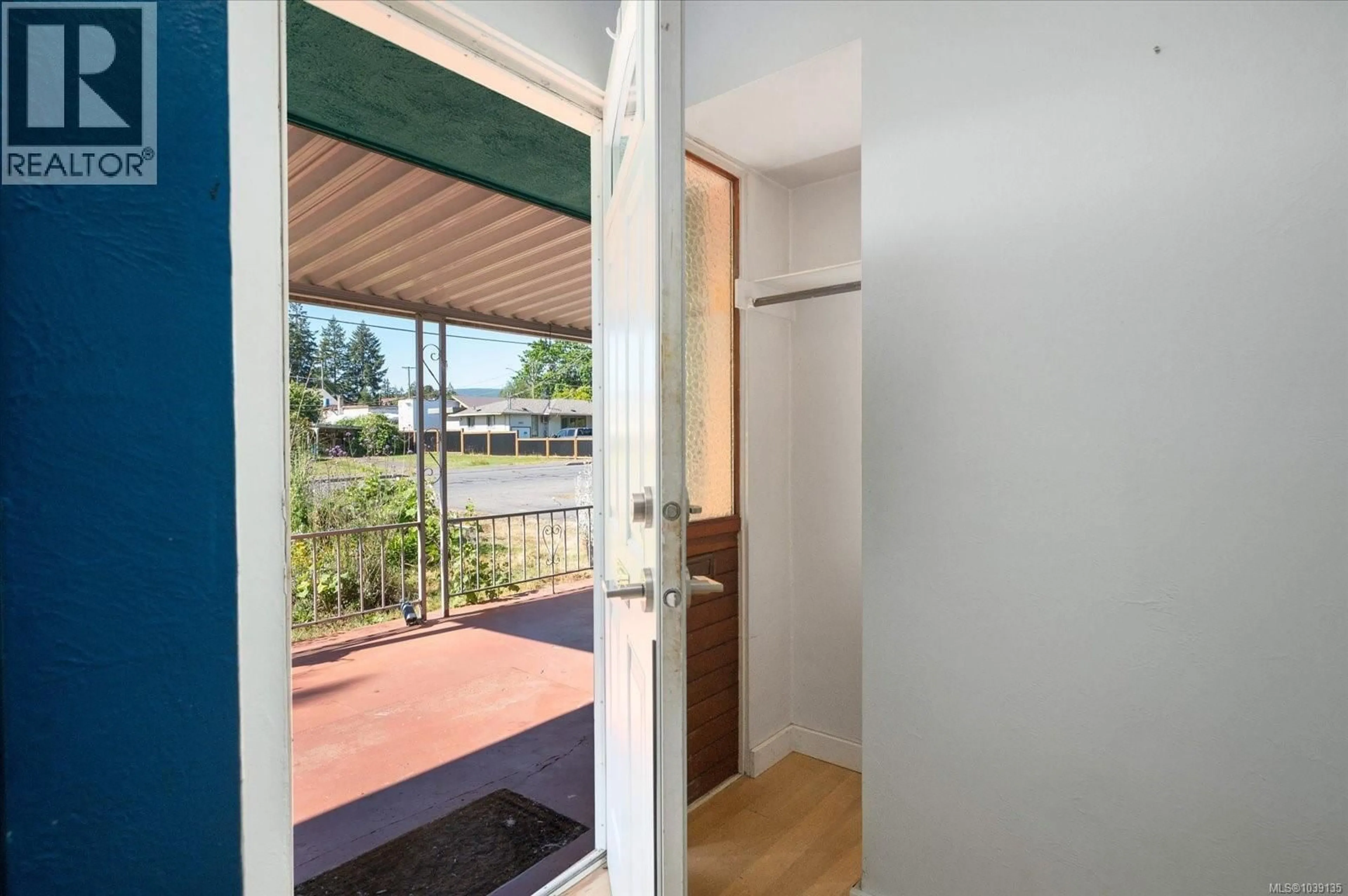 Indoor entryway for 1080 NELSON STREET, Nanaimo British Columbia V9S2K2