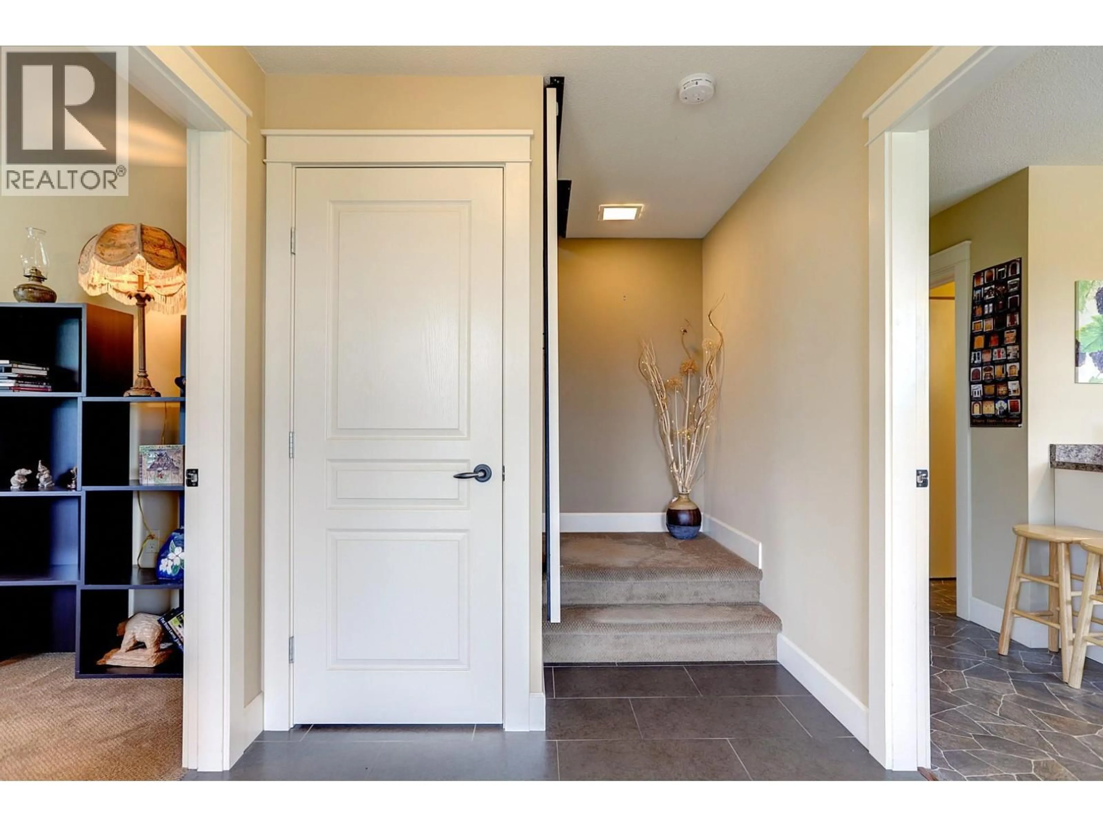 Indoor entryway for 8308 KALVIEW DRIVE, Coldstream British Columbia V1B1W7