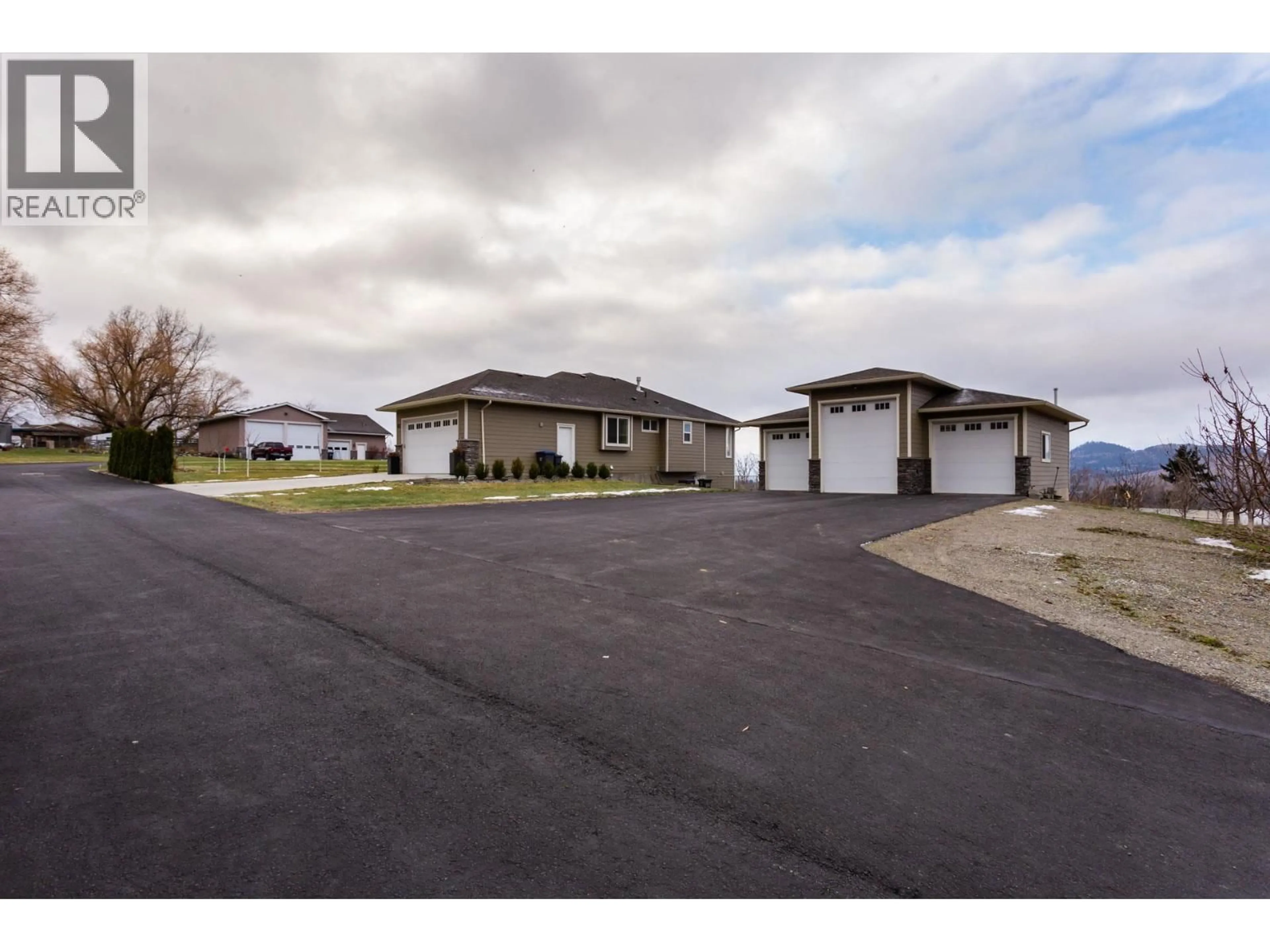 A pic from outside/outdoor area/front of a property/back of a property/a pic from drone, street for 833 MCCURDY ROAD EAST, Kelowna British Columbia V1X8G3