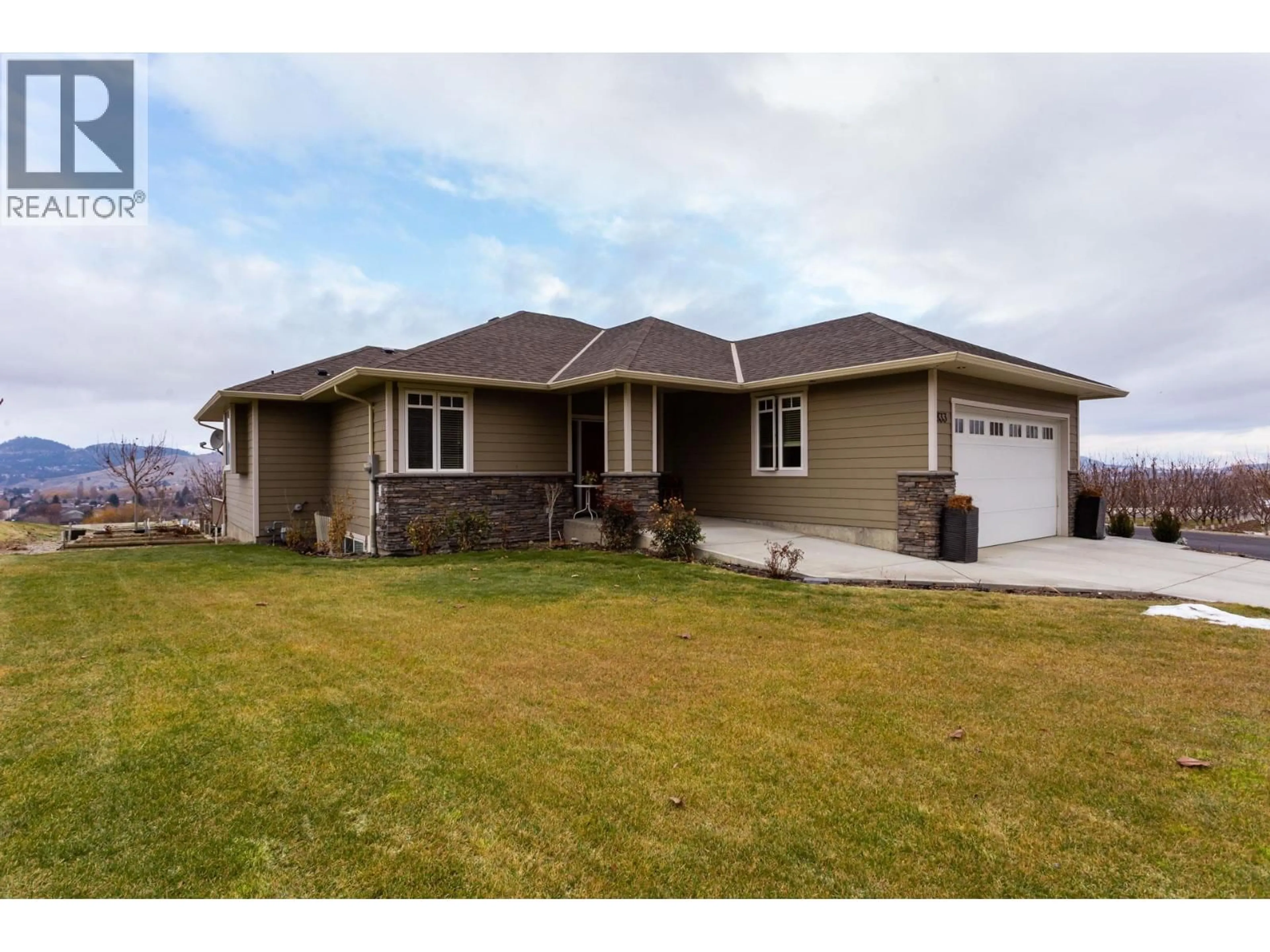 Home with vinyl exterior material, street for 833 MCCURDY ROAD EAST, Kelowna British Columbia V1X8G3