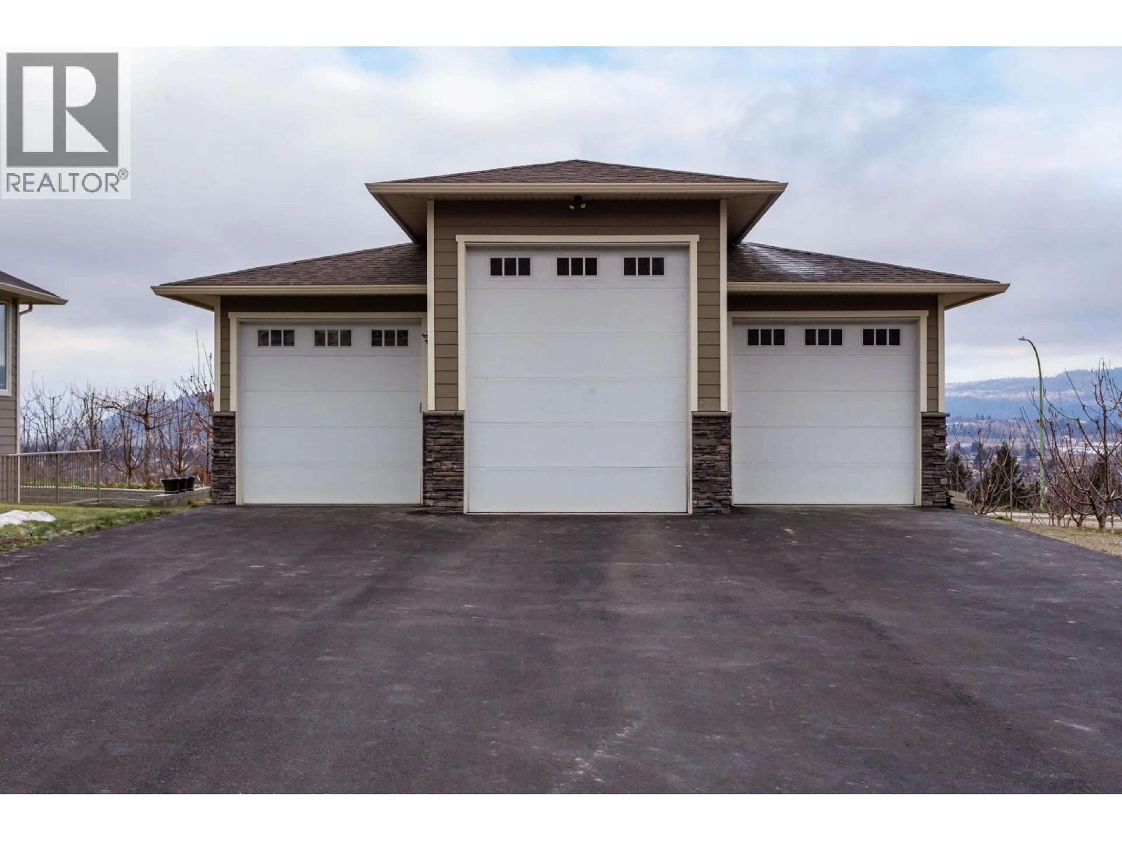 Indoor garage for 833 MCCURDY ROAD EAST, Kelowna British Columbia V1X8G3