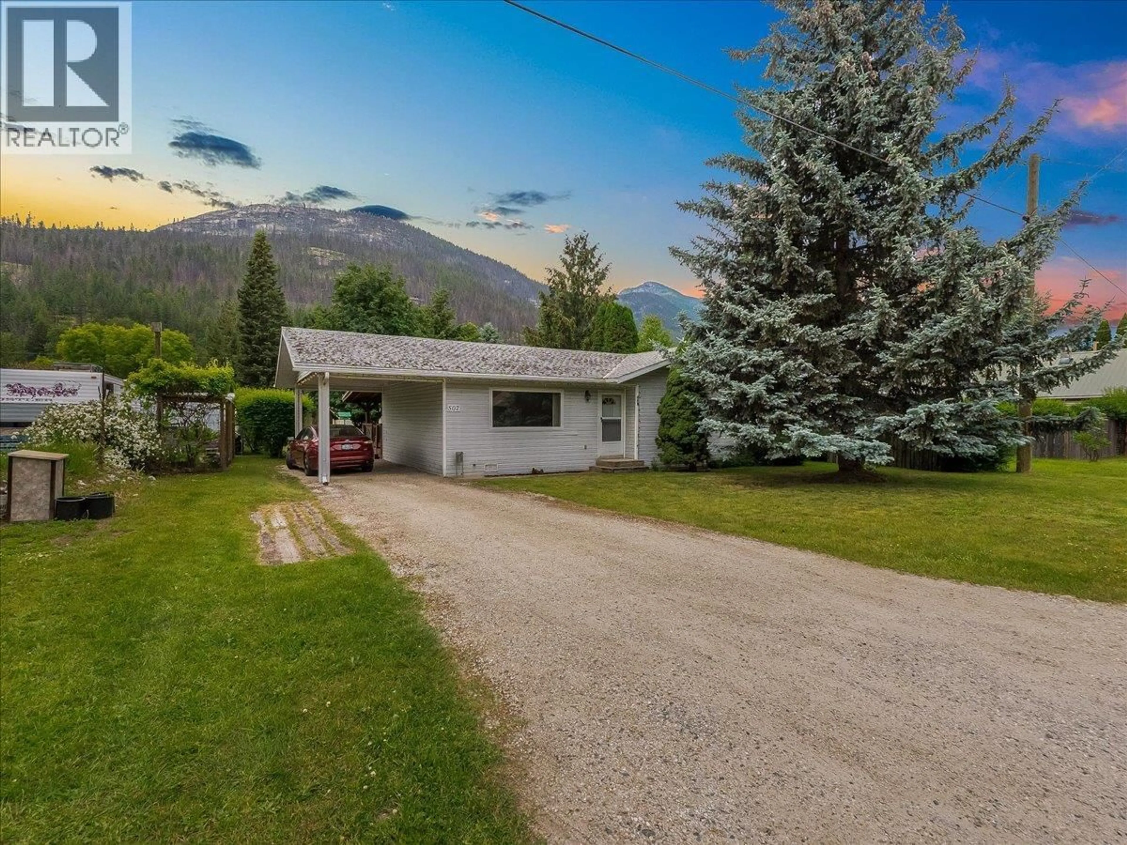 A pic from outside/outdoor area/front of a property/back of a property/a pic from drone, mountain view for 507 ARTHUR STREET, Slocan British Columbia V0G2C0