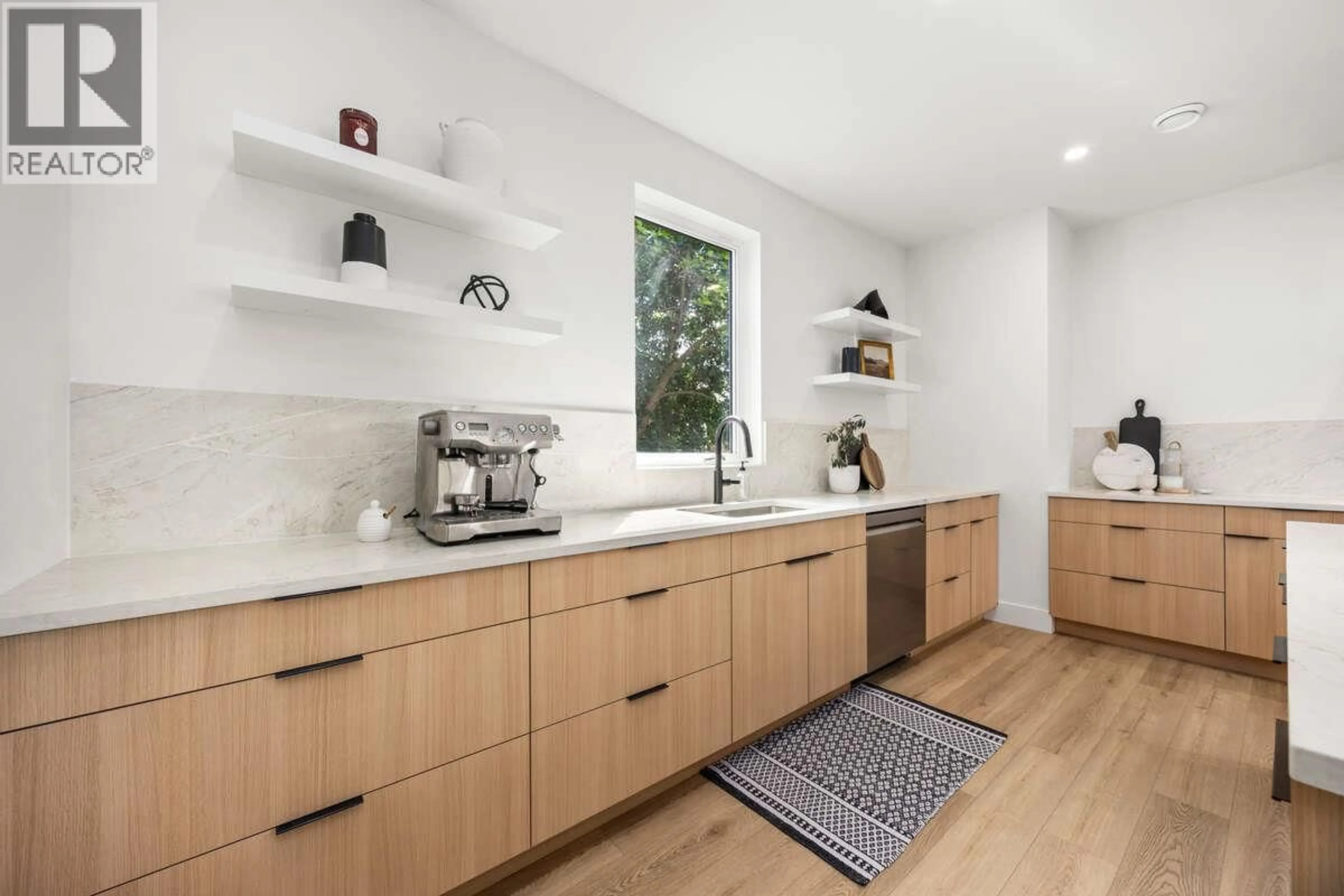 Contemporary kitchen, unknown for 4 - 1506 39A AVENUE, Vernon British Columbia V1Y7N2