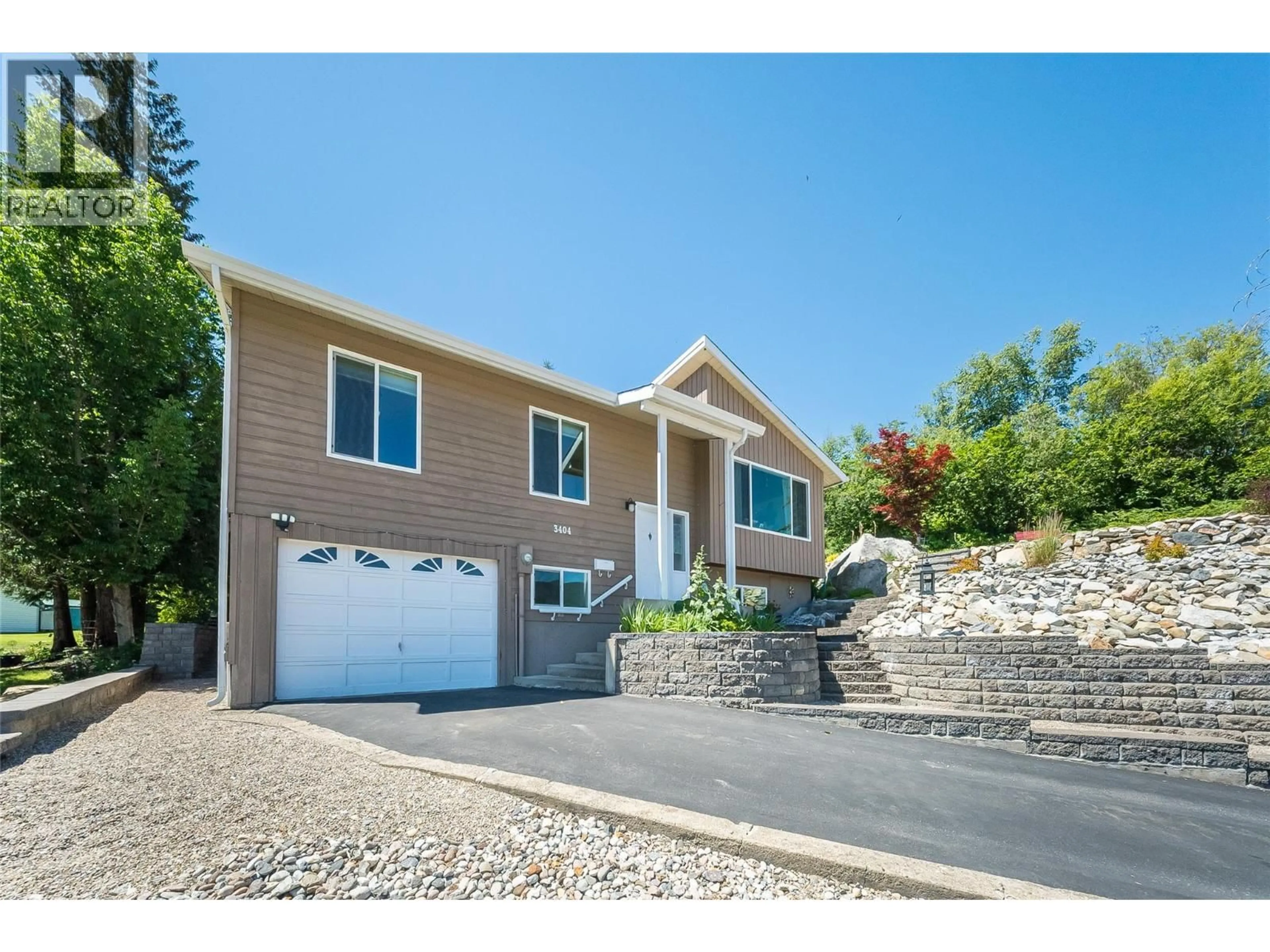Home with vinyl exterior material, street for 3404 SOUTHRIDGE DRIVE, Castlegar British Columbia V1N4A7