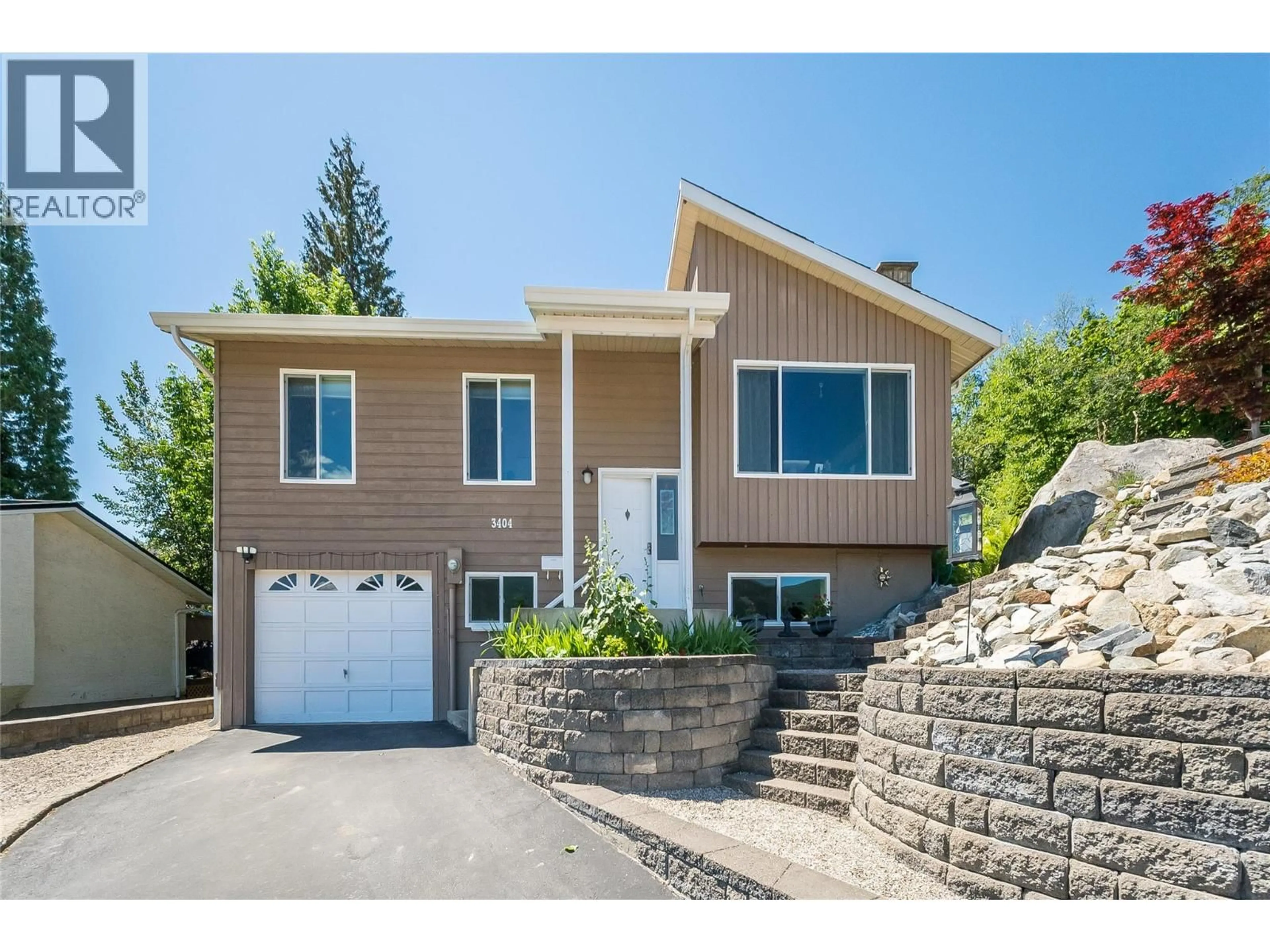 Home with vinyl exterior material, street for 3404 SOUTHRIDGE DRIVE, Castlegar British Columbia V1N4A7