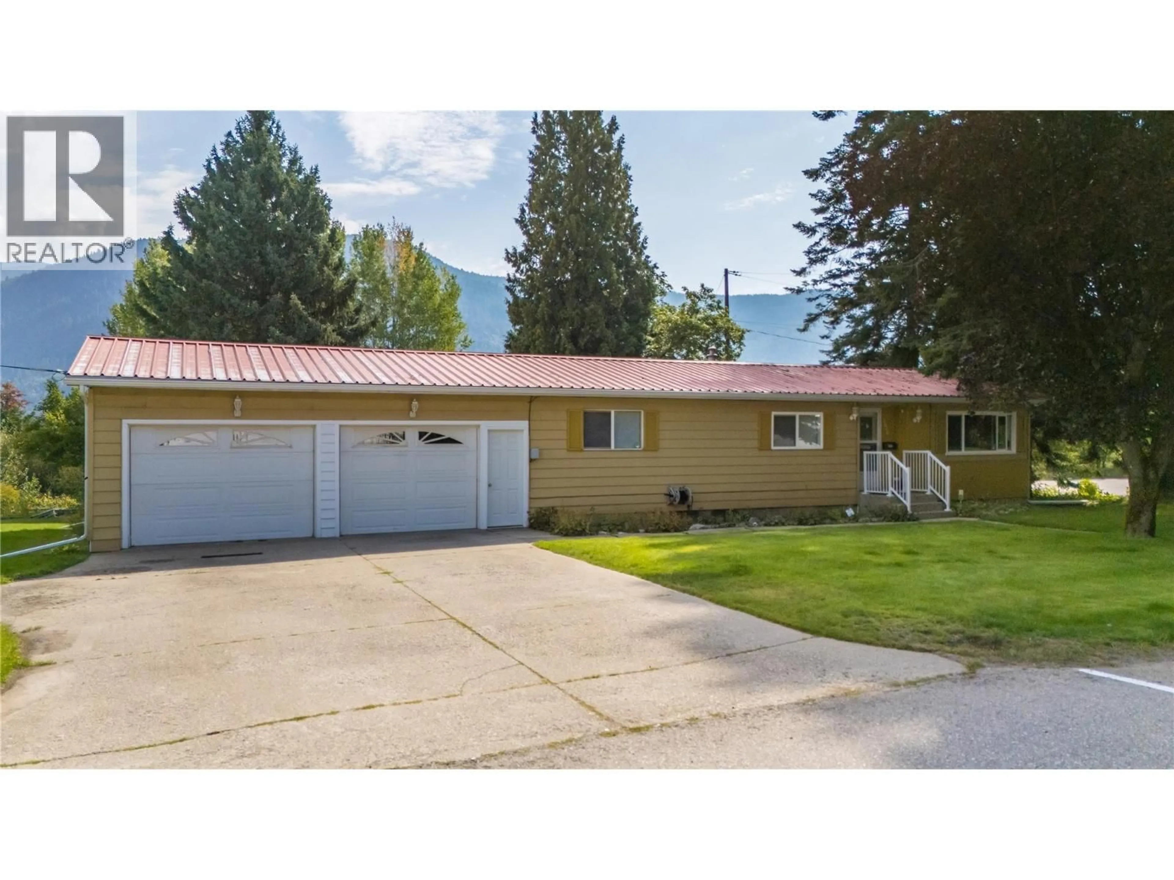 A pic from outside/outdoor area/front of a property/back of a property/a pic from drone, street for 2625 6TH AVENUE, Castlegar British Columbia V1N2W3