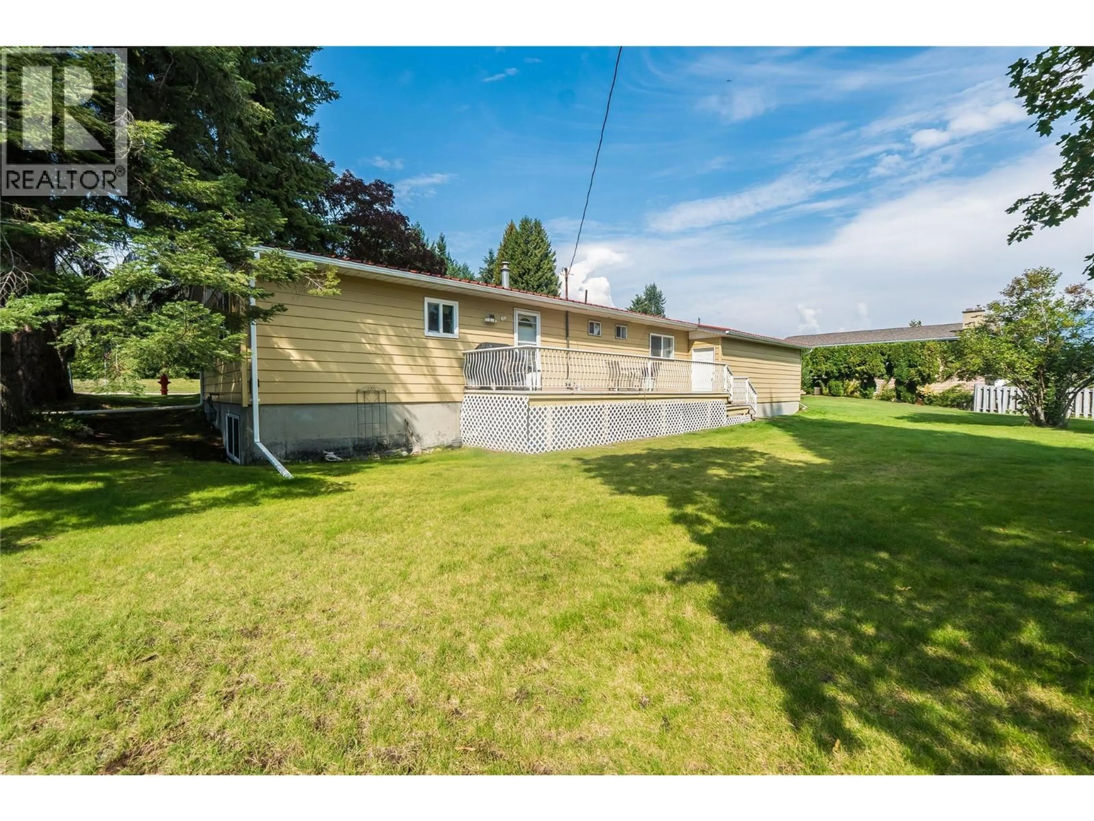 A pic from outside/outdoor area/front of a property/back of a property/a pic from drone, unknown for 2625 6TH AVENUE, Castlegar British Columbia V1N2W3