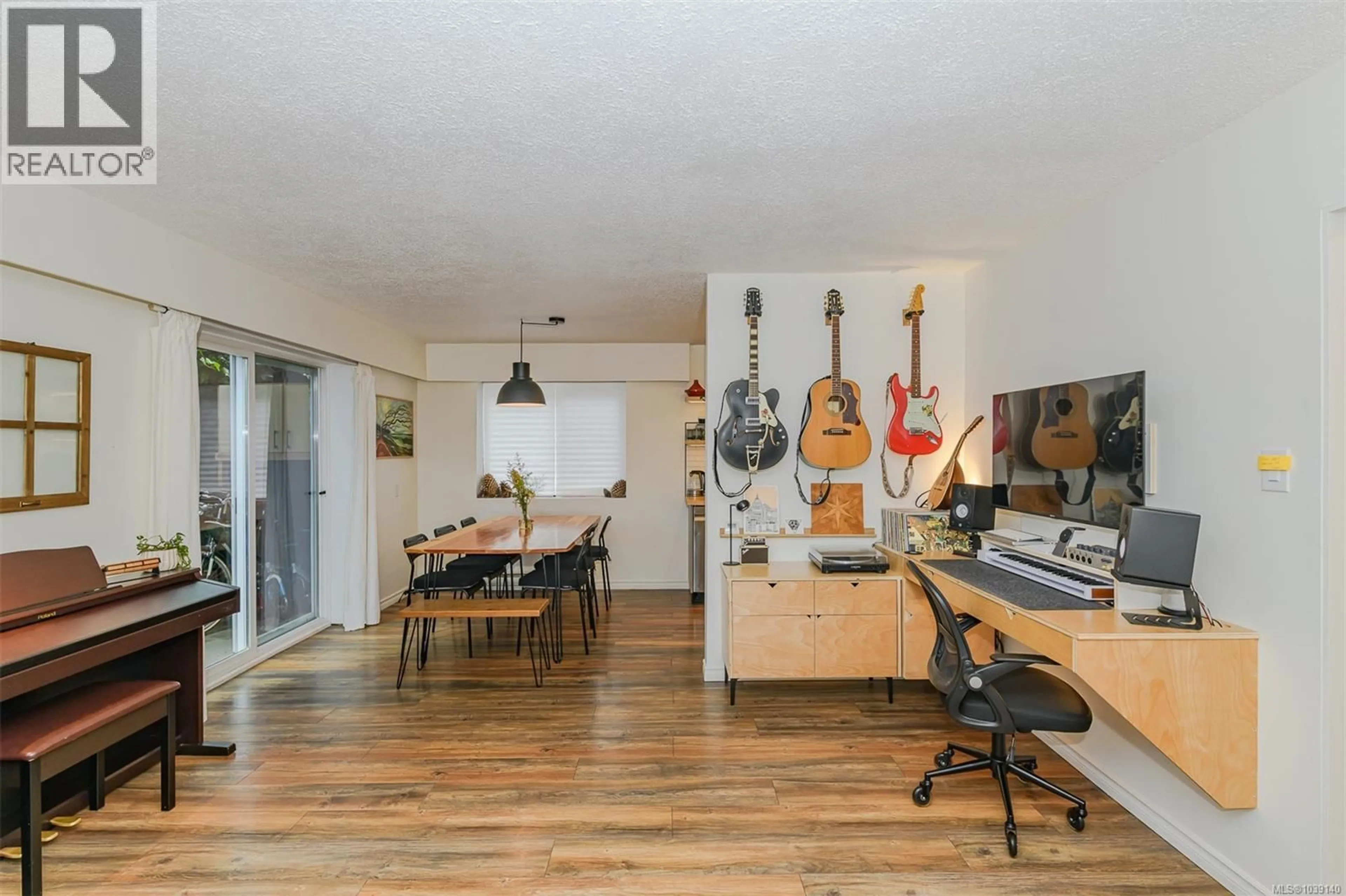 Unknown for 1 - 840 CRAIGFLOWER ROAD, Esquimalt British Columbia V9A2X1