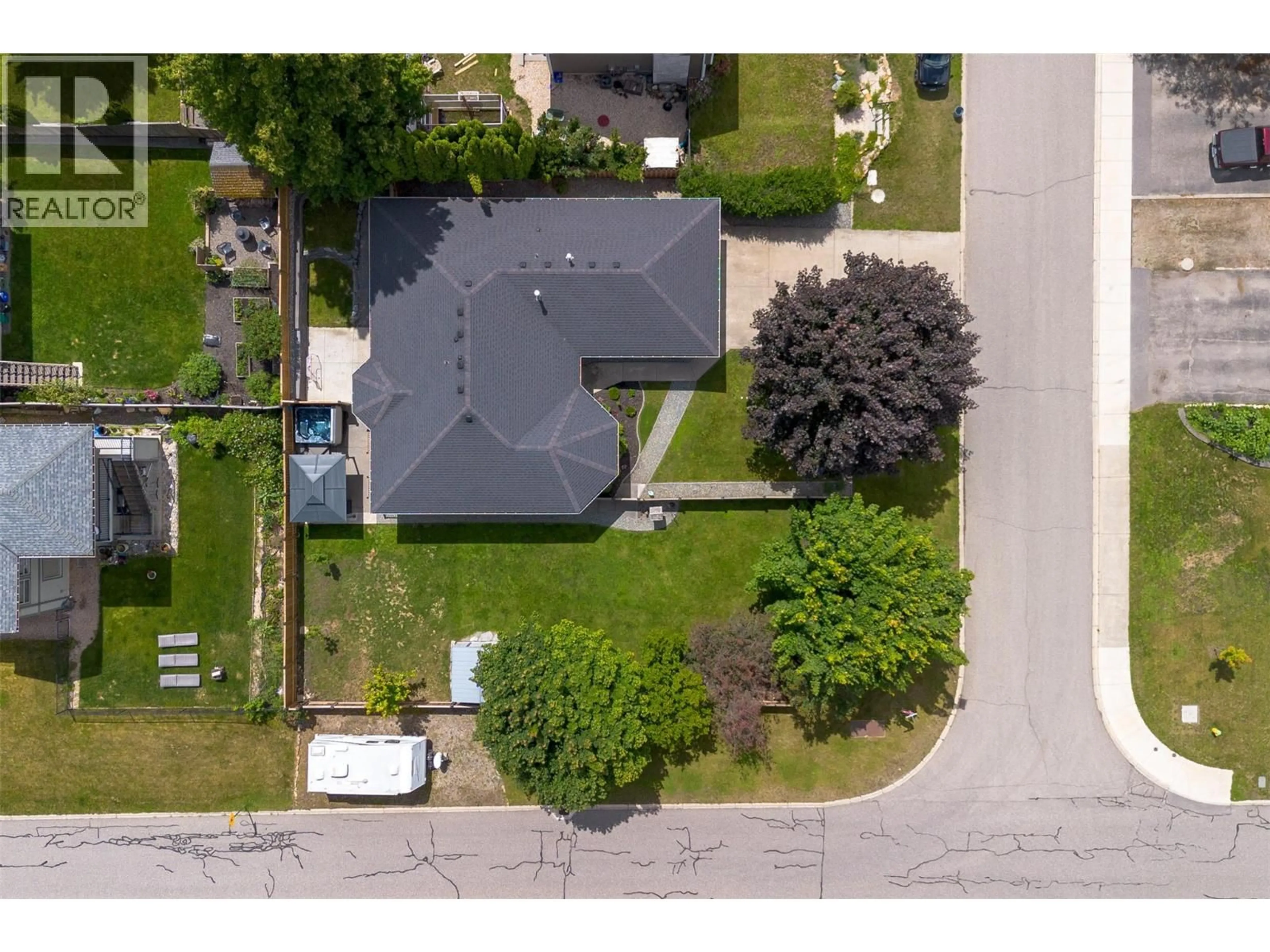 A pic from outside/outdoor area/front of a property/back of a property/a pic from drone, street for 470 23 STREET NORTHEAST, Salmon Arm British Columbia V1E1Y7