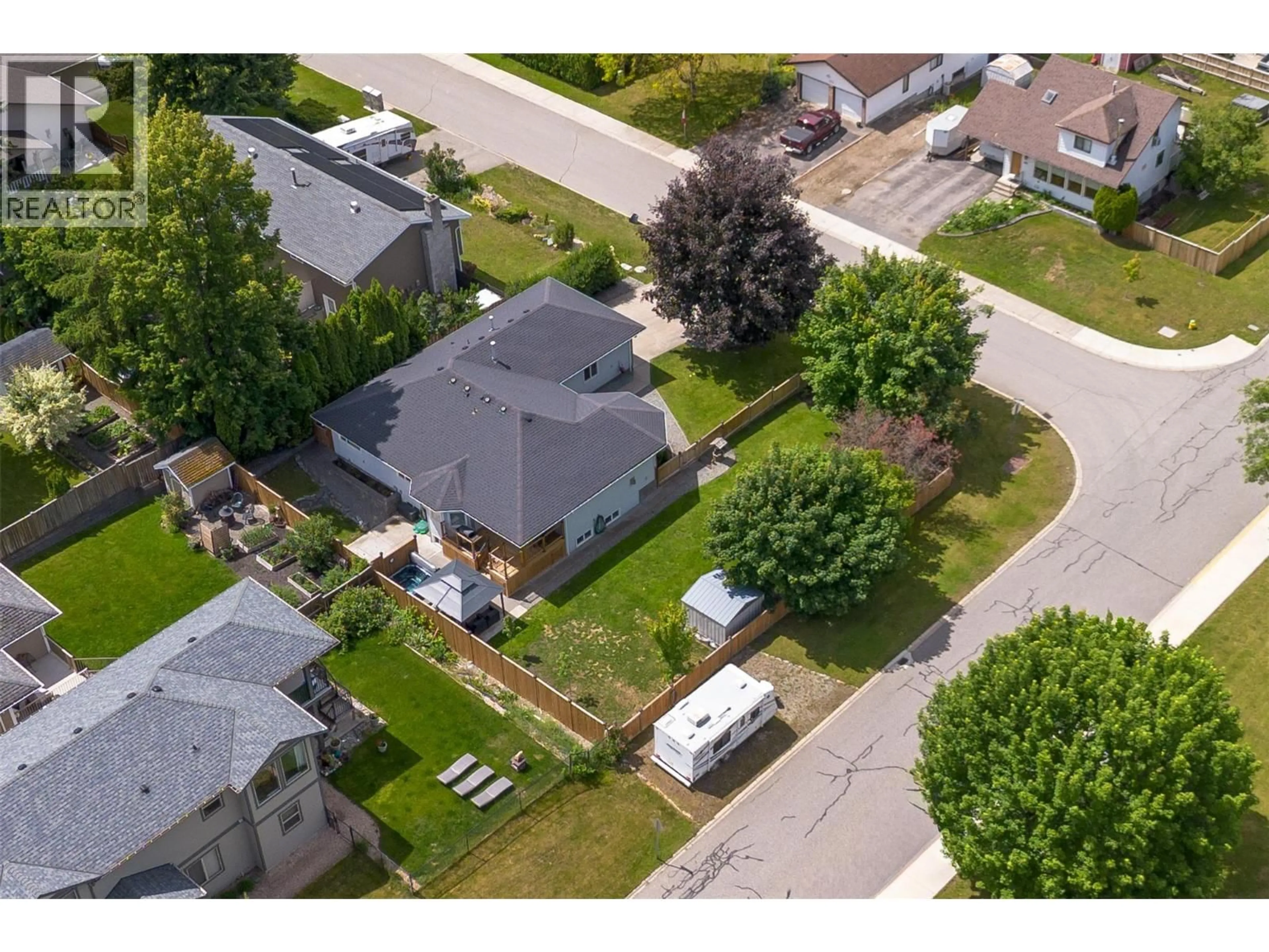 A pic from outside/outdoor area/front of a property/back of a property/a pic from drone, street for 470 23 STREET NORTHEAST, Salmon Arm British Columbia V1E1Y7