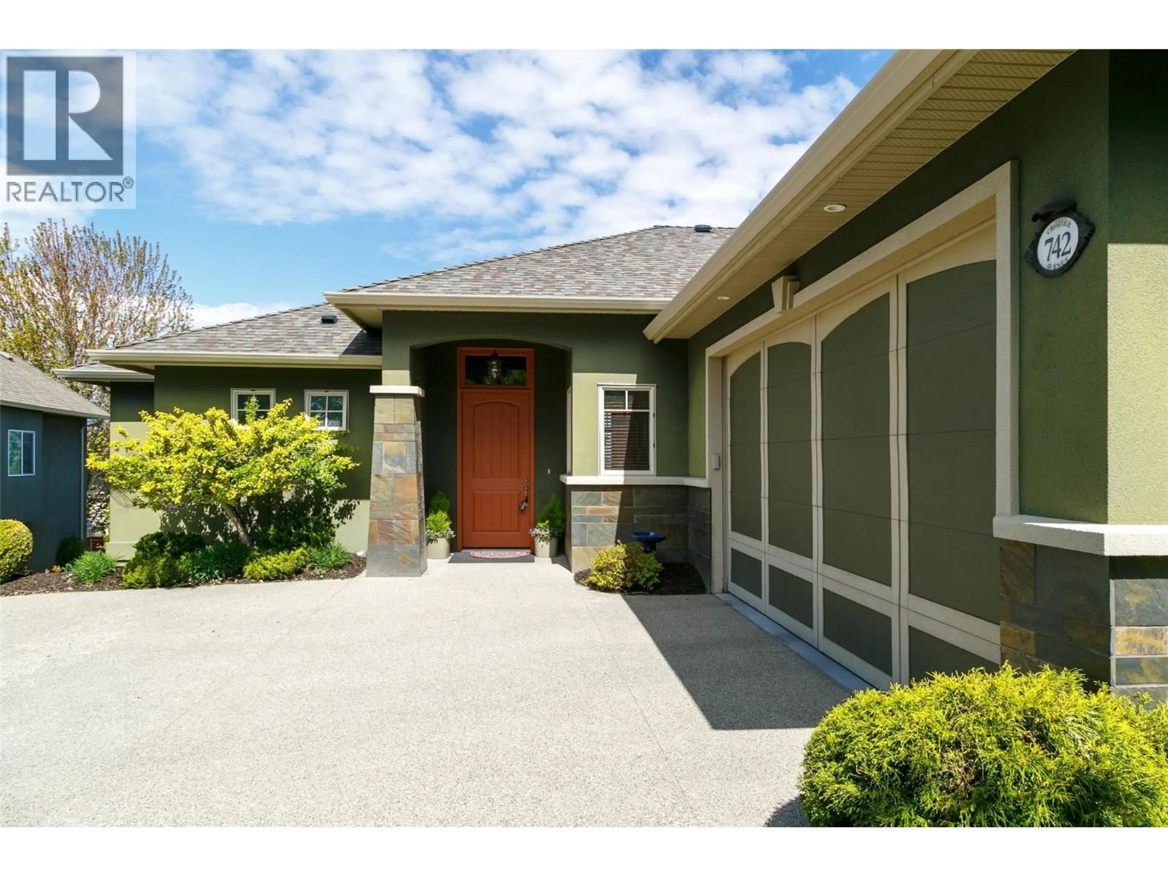 Home with vinyl exterior material, street for 742 CROZIER AVENUE, Kelowna British Columbia V1W5H4