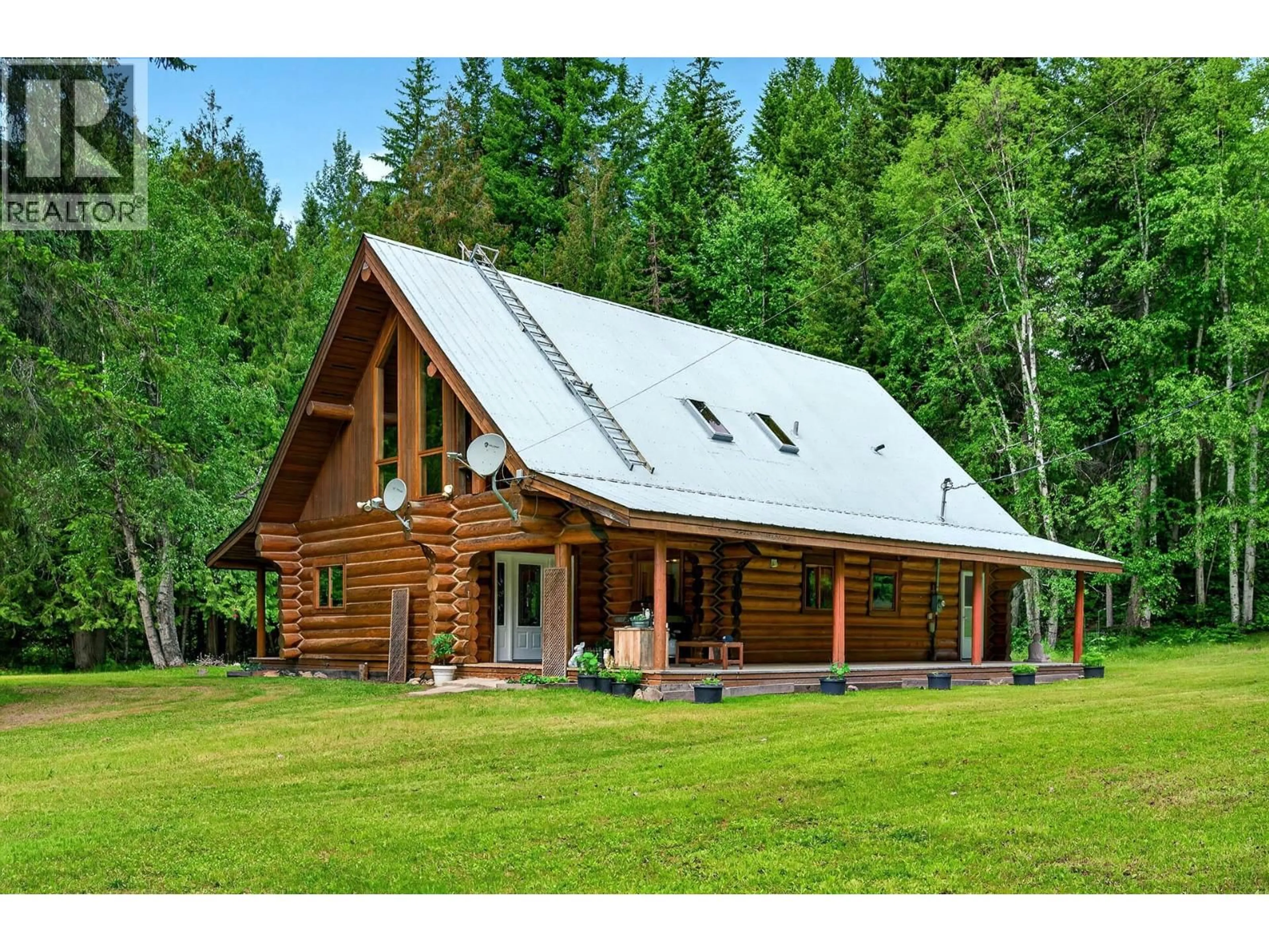 Home with vinyl exterior material, building for 6041 CREEK SIDE ROAD, Barriere British Columbia V0E1E0