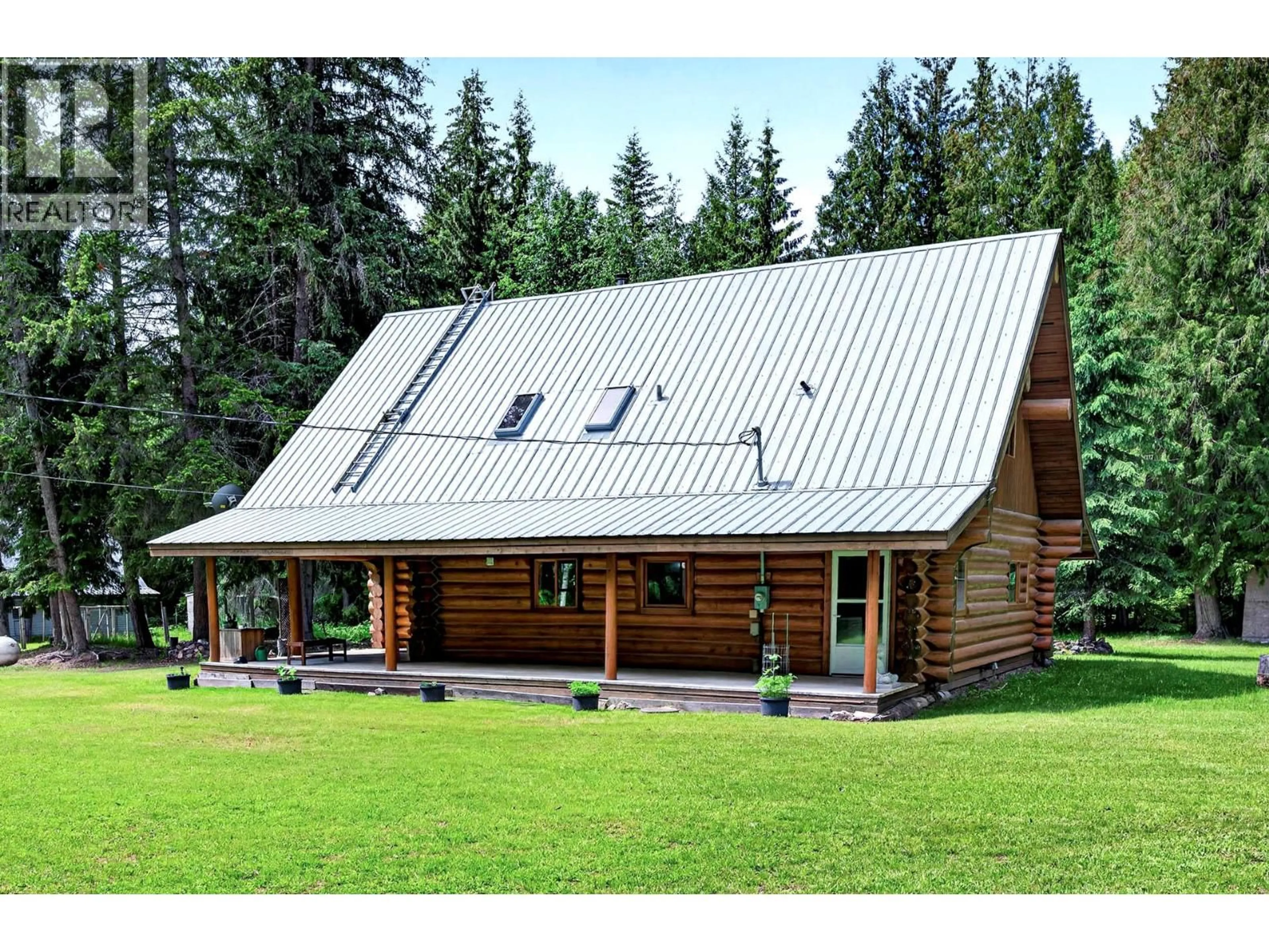 Home with vinyl exterior material, building for 6041 CREEK SIDE ROAD, Barriere British Columbia V0E1E0