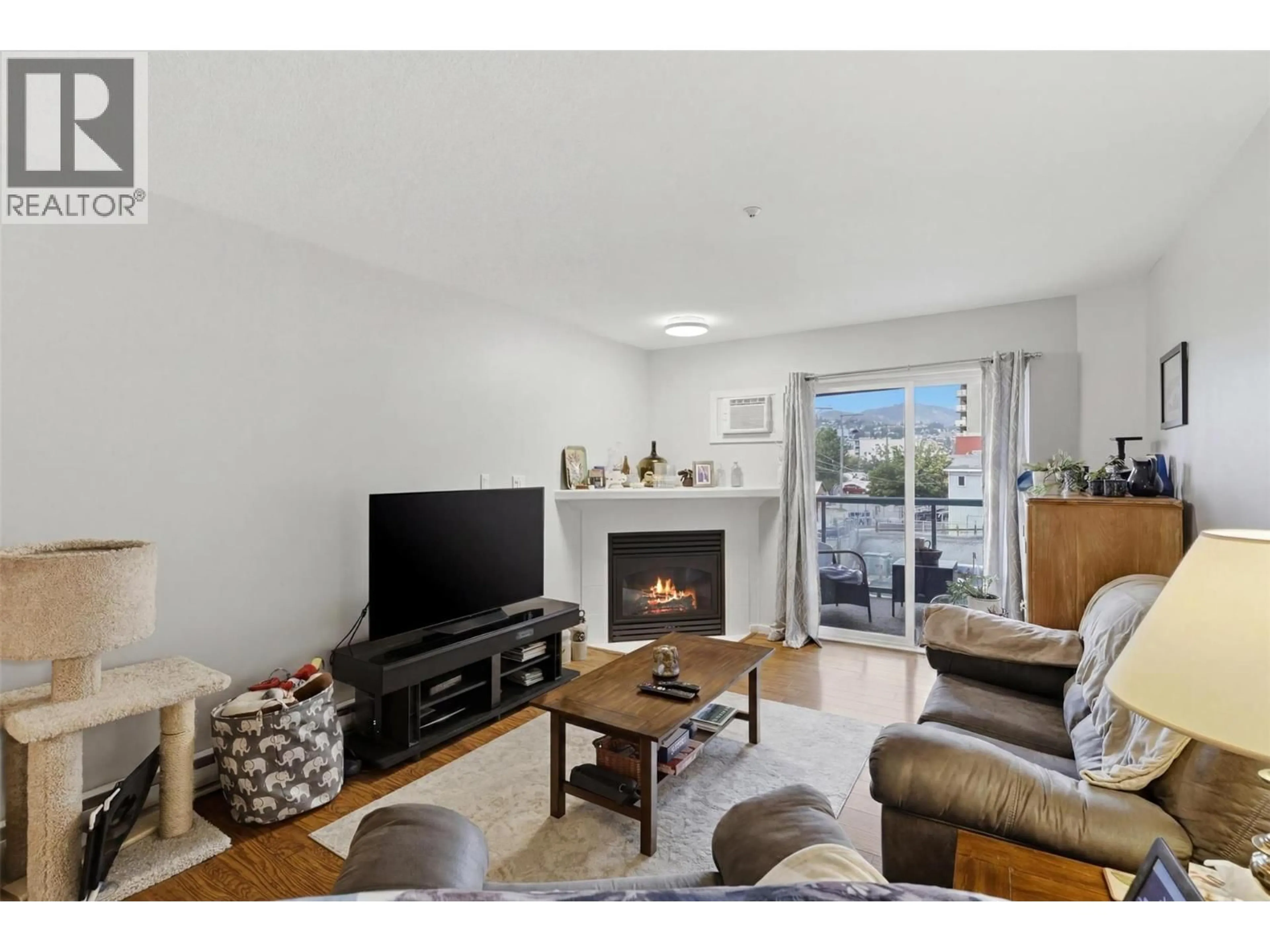 Living room with furniture, wood/laminate floor for 314 - 683 VICTORIA STREET, Kamloops British Columbia V2C2B3