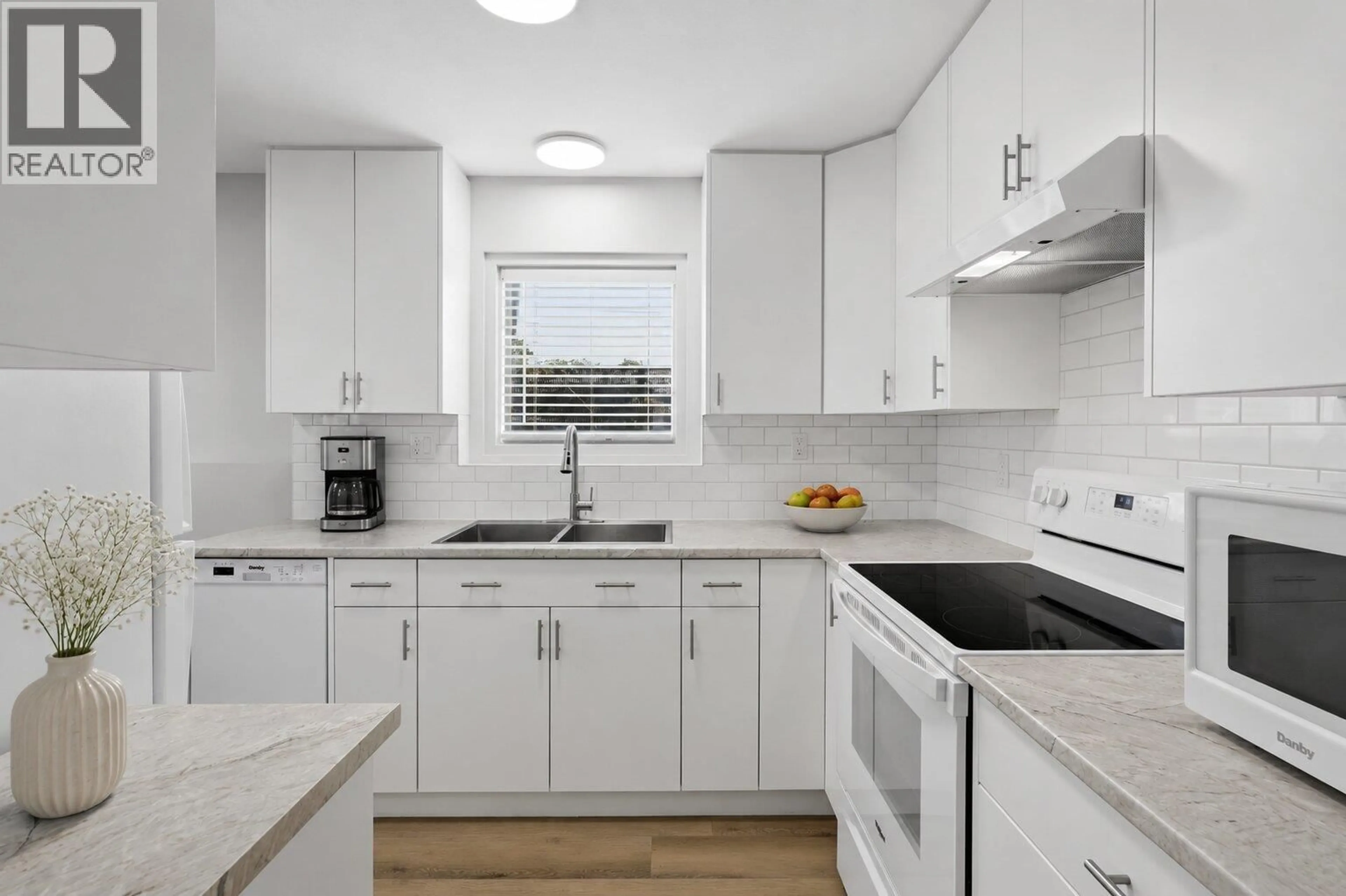Standard kitchen, ceramic/tile floor for 1 - 1320 SELKIRK AVENUE, Kamloops British Columbia V2B1V7
