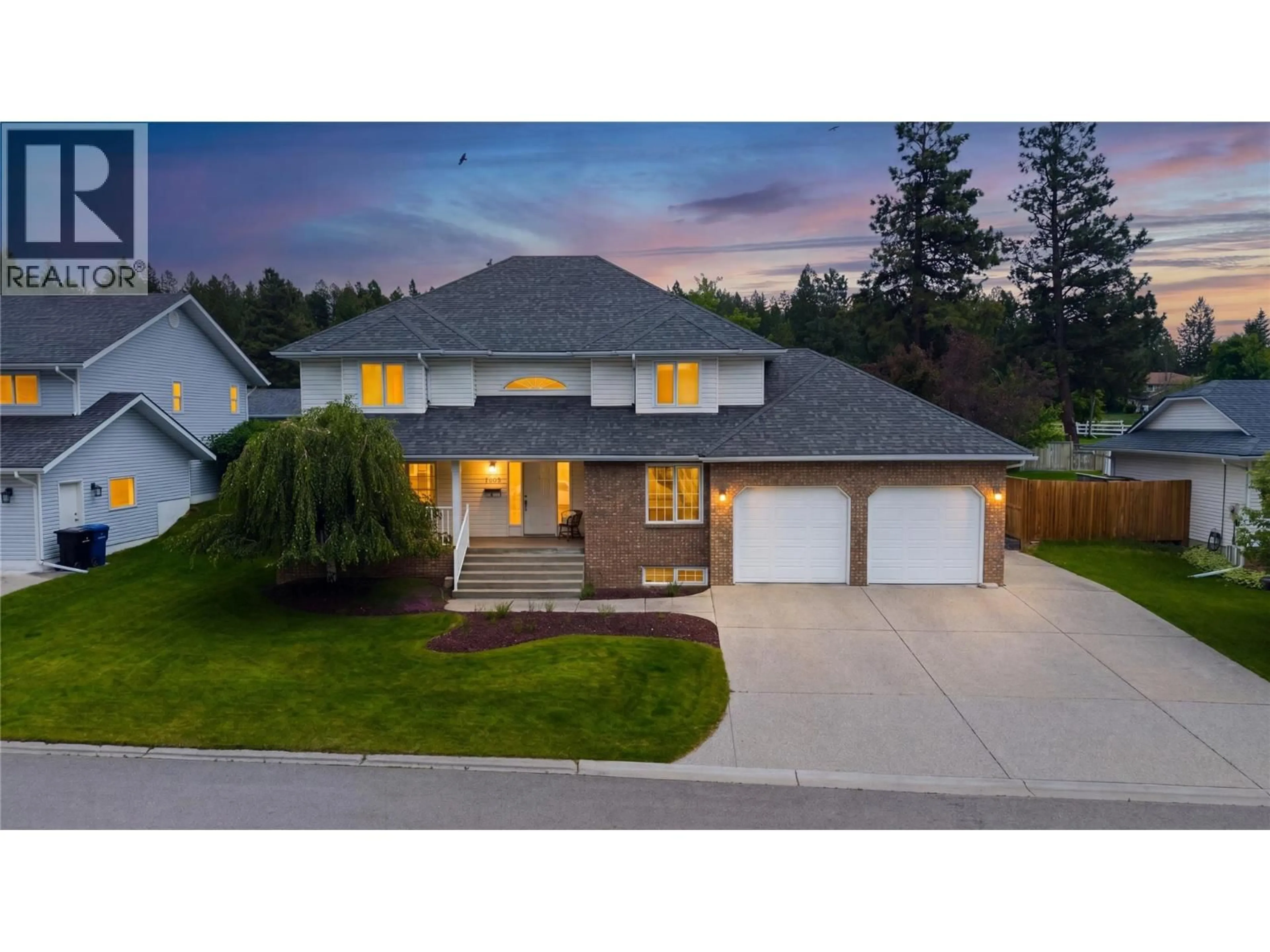 A pic from outside/outdoor area/front of a property/back of a property/a pic from drone, street for 2916 EDGEWOOD DRIVE, Cranbrook British Columbia V1C6C9