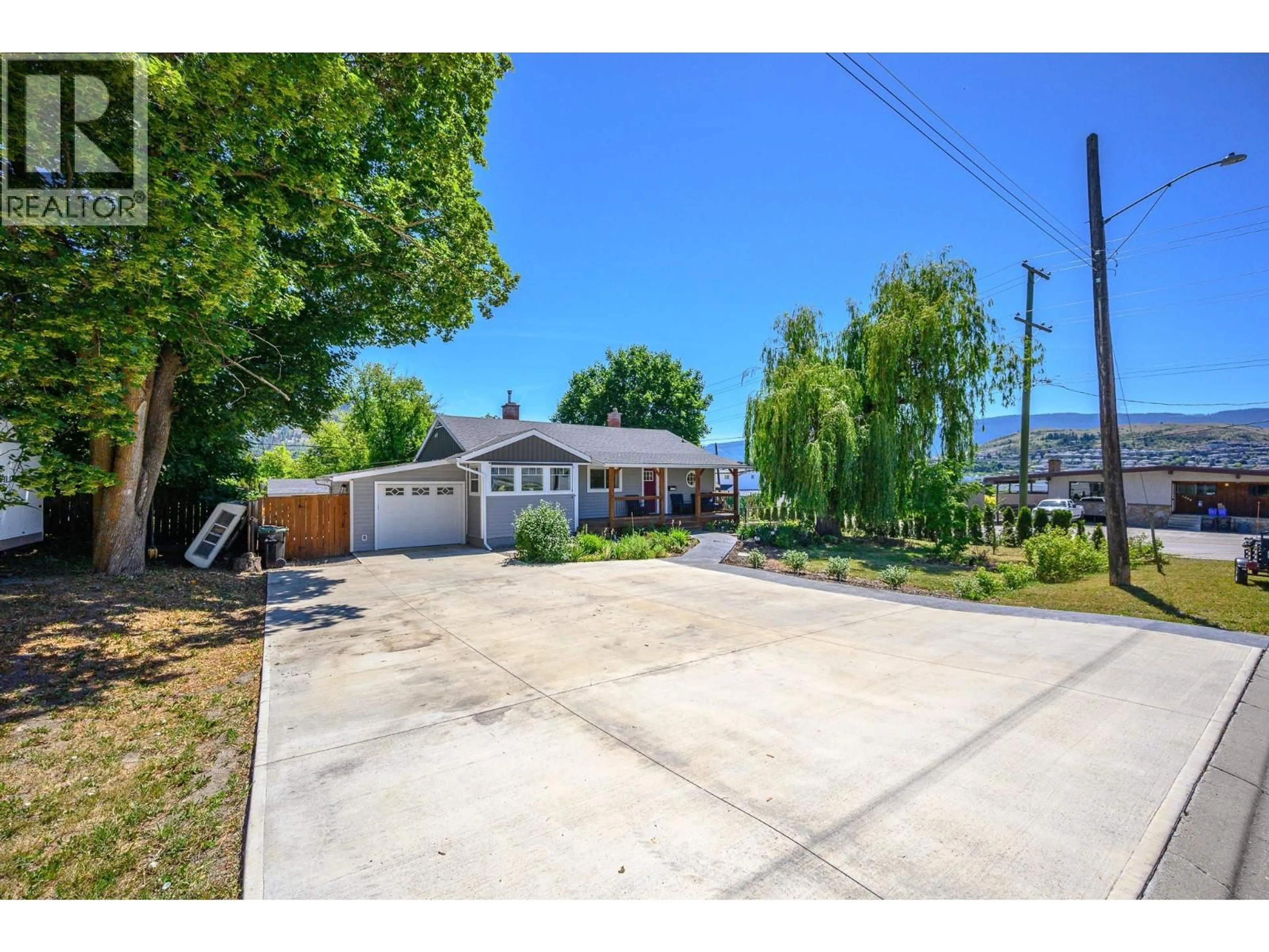 A pic from outside/outdoor area/front of a property/back of a property/a pic from drone, street for 2501 17 STREET, Vernon British Columbia V1T3Y5