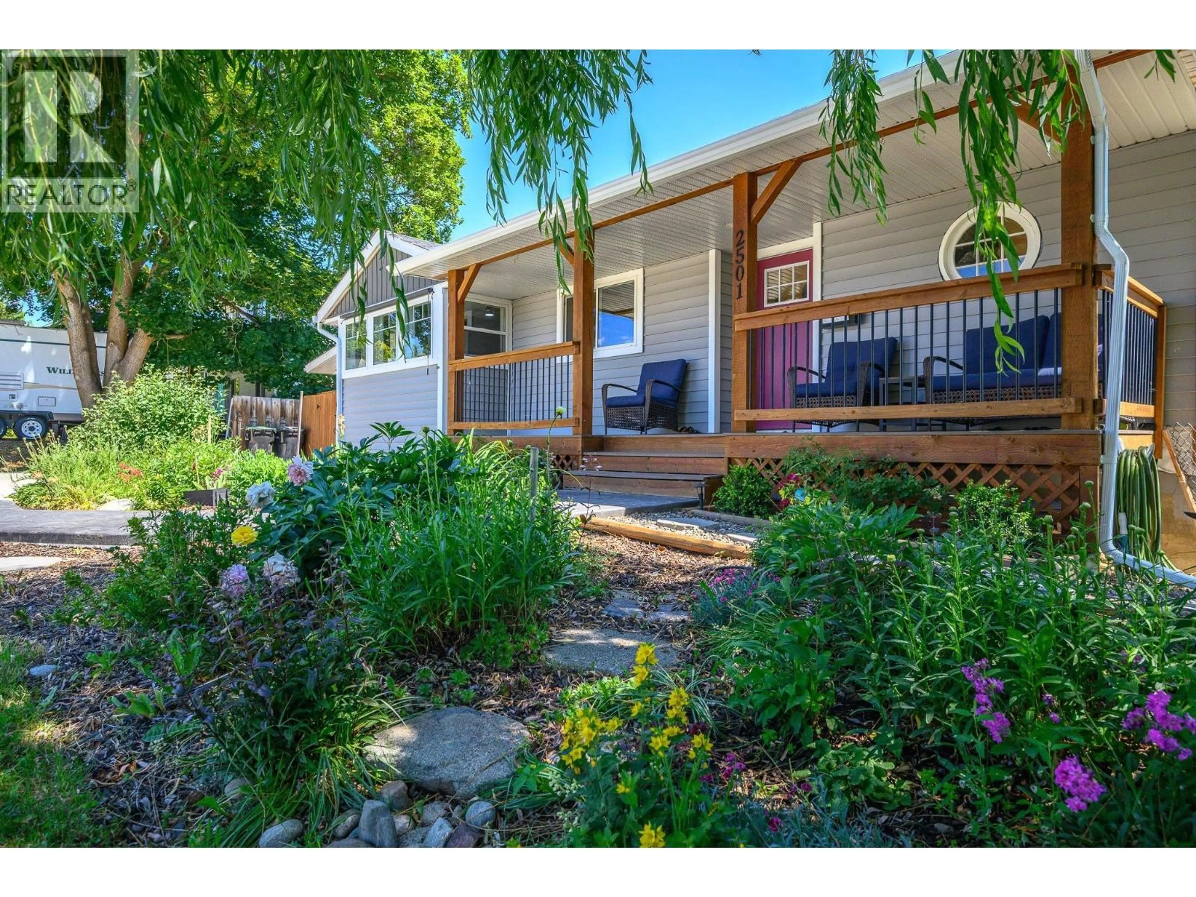 A pic from outside/outdoor area/front of a property/back of a property/a pic from drone, street for 2501 17 STREET, Vernon British Columbia V1T3Y5