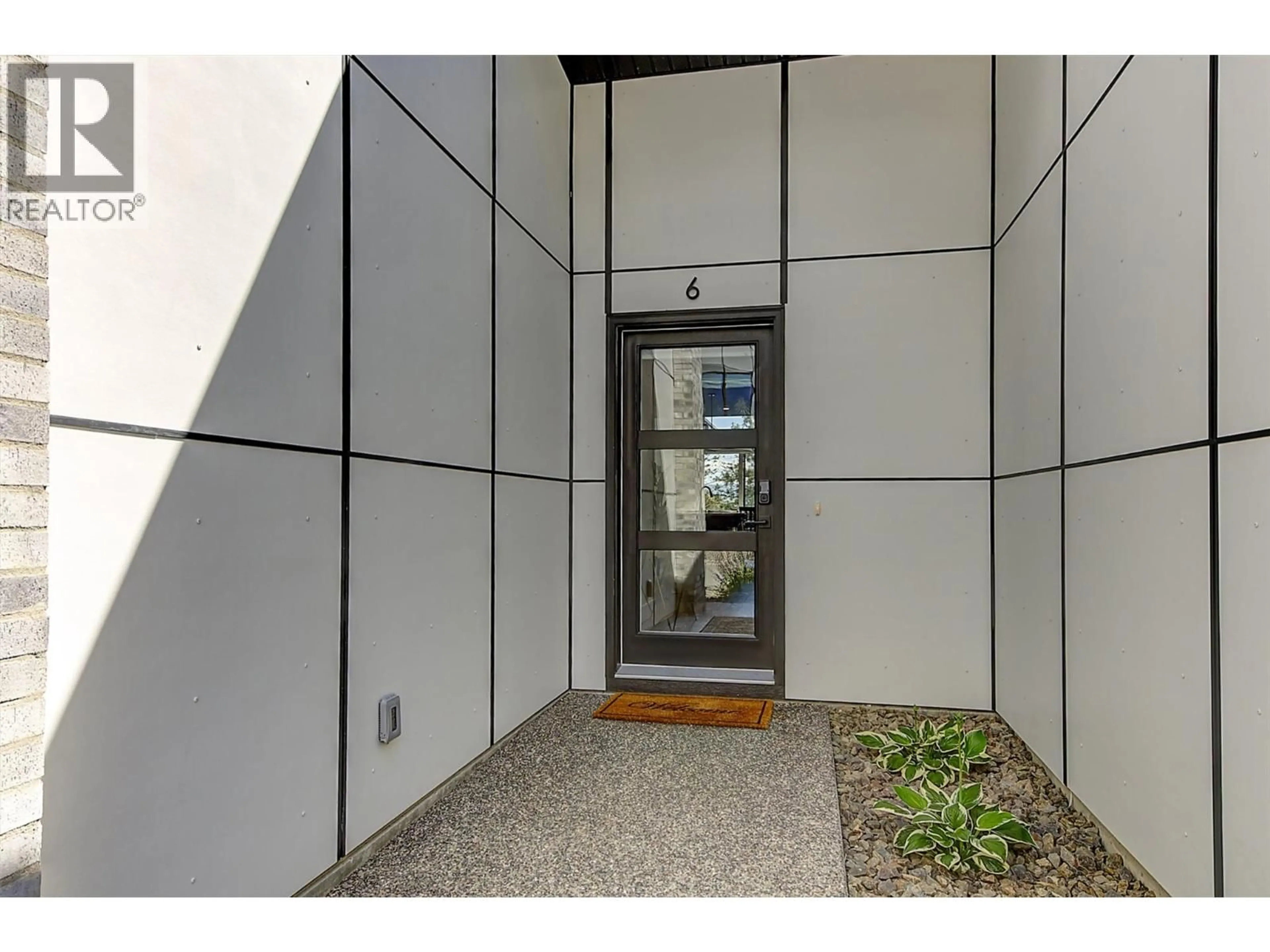 Indoor foyer for 6 - 2835 CANYON CREST DRIVE, West Kelowna British Columbia V4T0E3