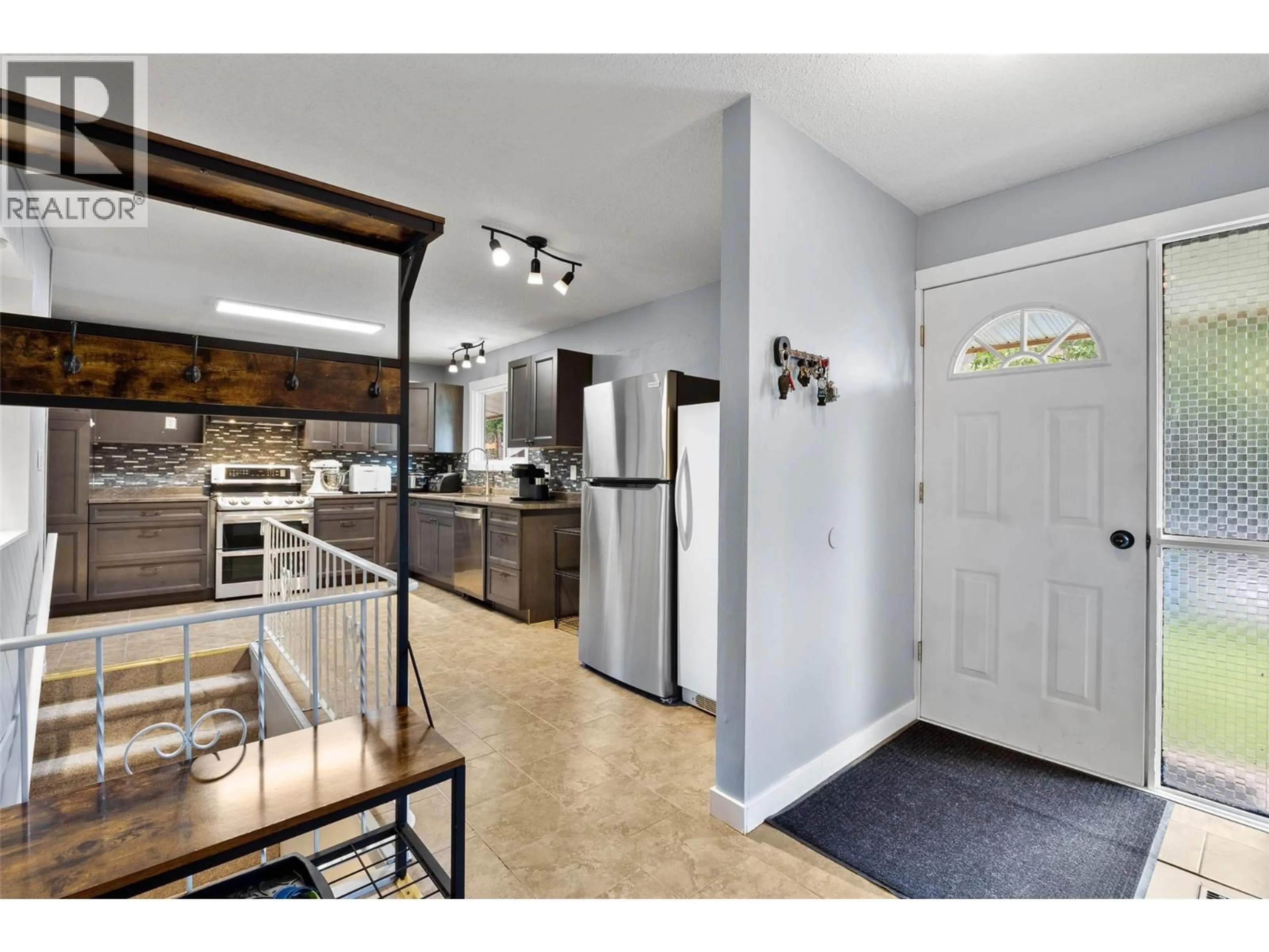 Open concept kitchen, ceramic/tile floor for 1223 HIGHRIDGE DRIVE, Kamloops British Columbia V2C5G5