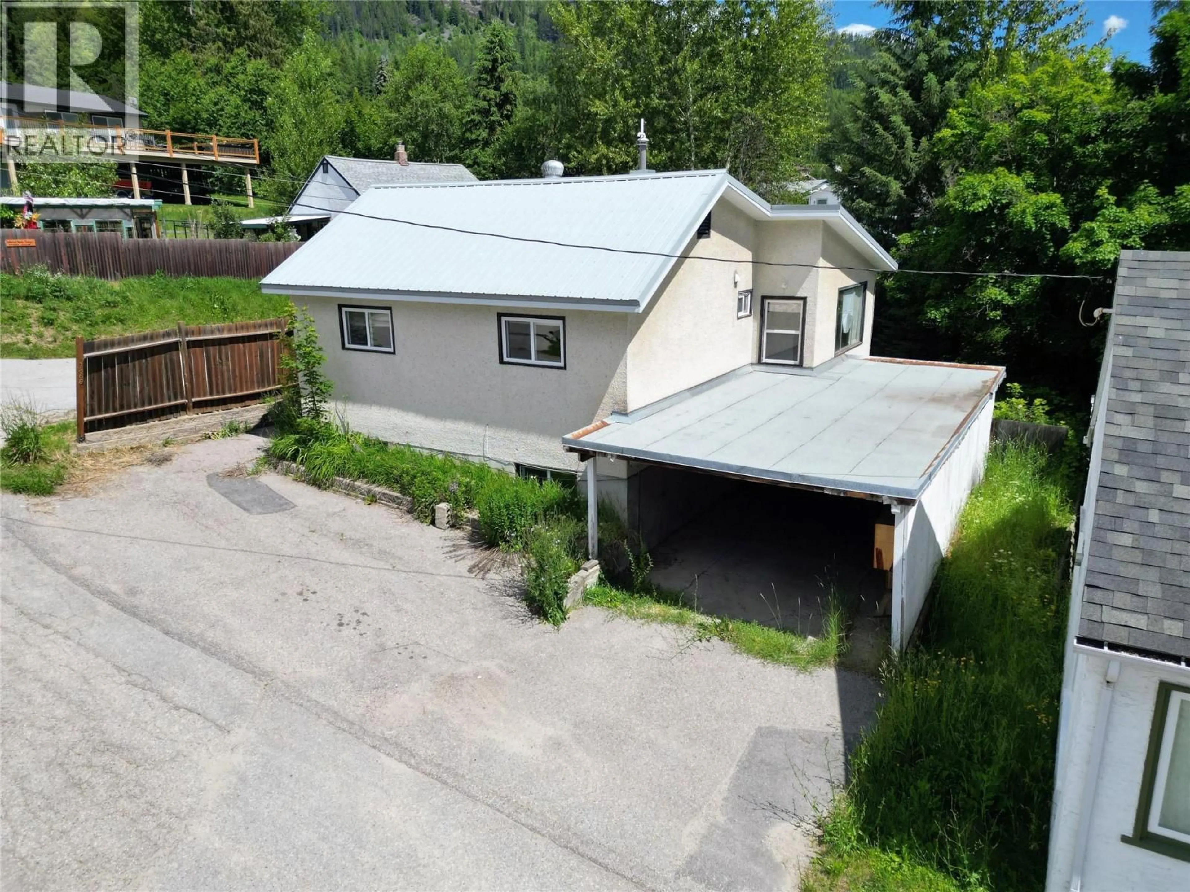 A pic from outside/outdoor area/front of a property/back of a property/a pic from drone, unknown for 1866 COLE STREET, Fruitvale British Columbia V0G1L0