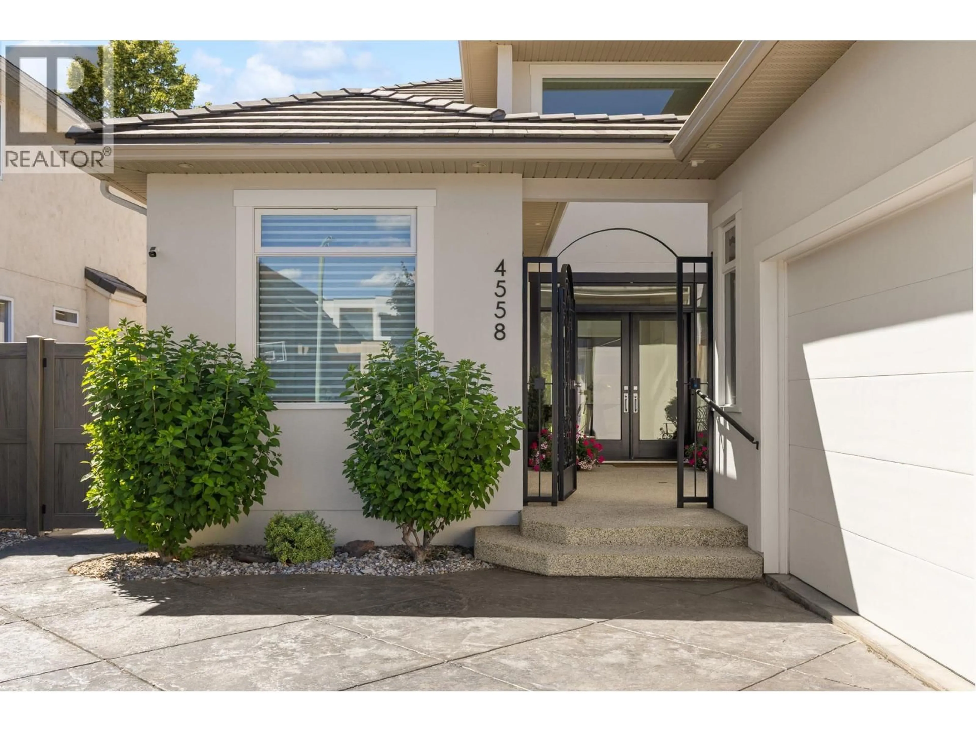 Indoor entryway for 4558 WALKER ROAD, Kelowna British Columbia V1W3C7