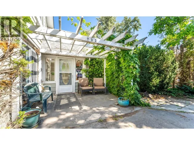702 IBBITSON STREET, Creston 4