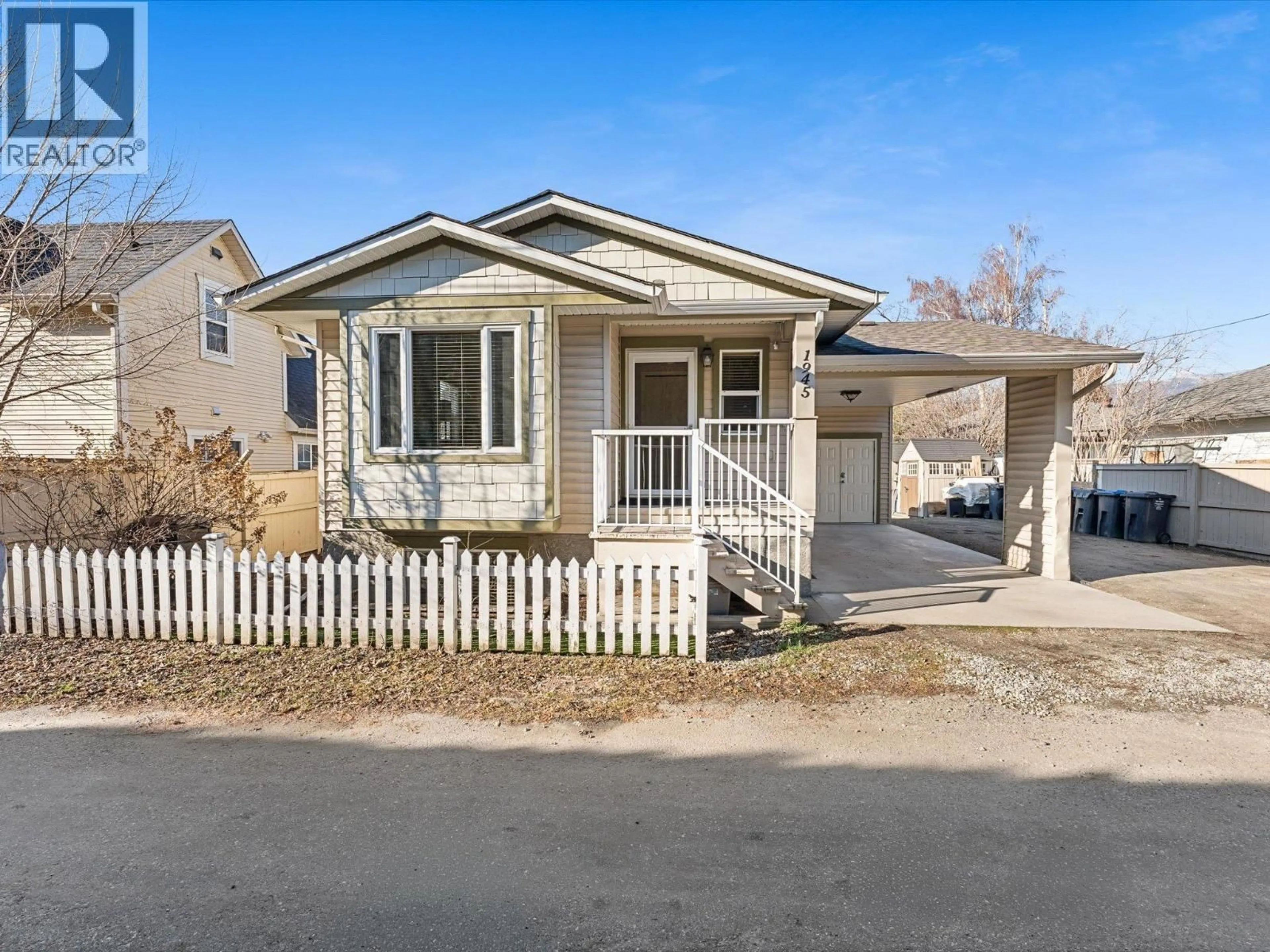 Home with vinyl exterior material, street for 1945/1947 BOWES STREET, Kelowna British Columbia V1Y3C2