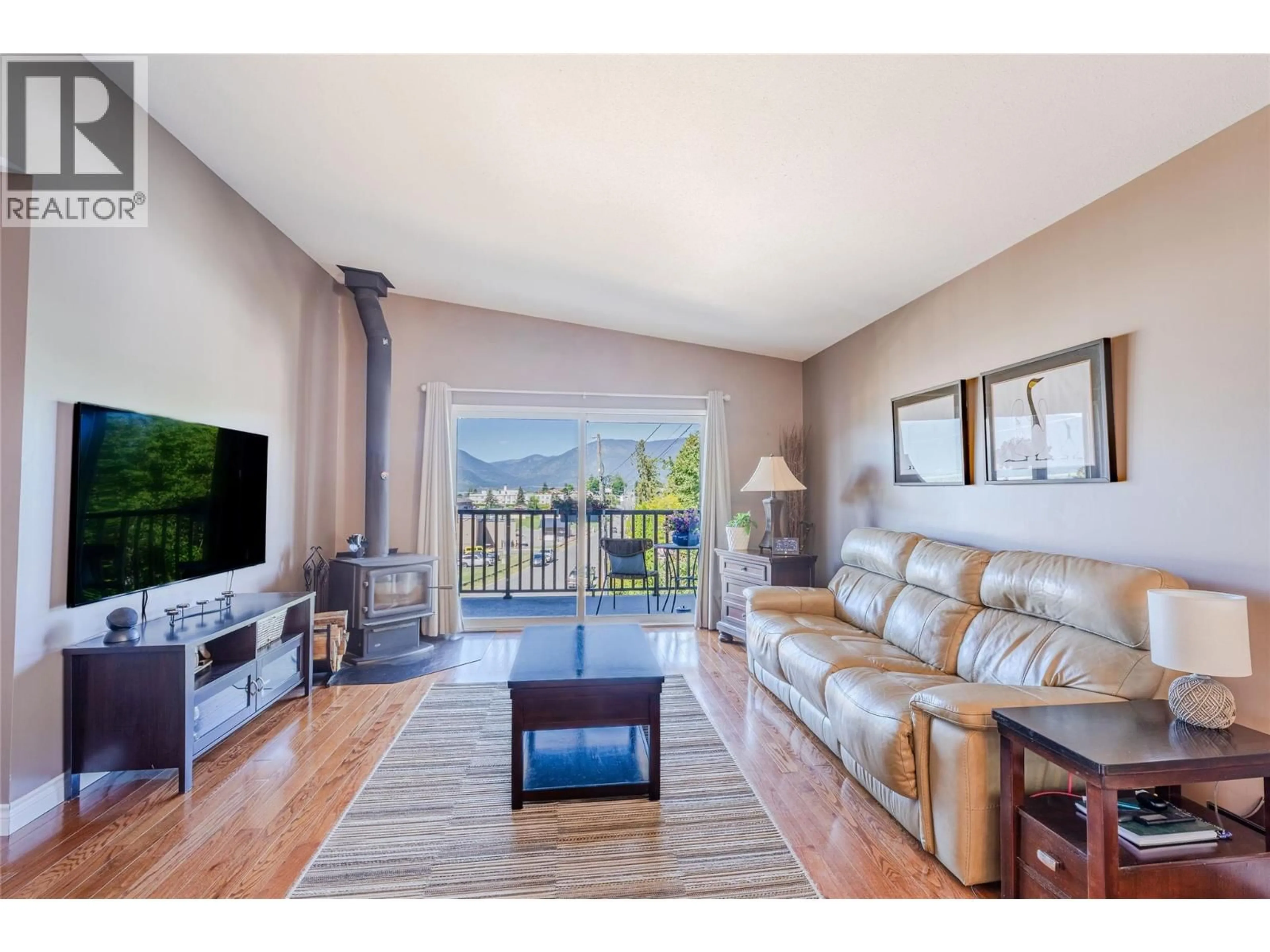 Living room with furniture, wood/laminate floor for 402 20TH AVENUE NORTH, Creston British Columbia V0B1G5