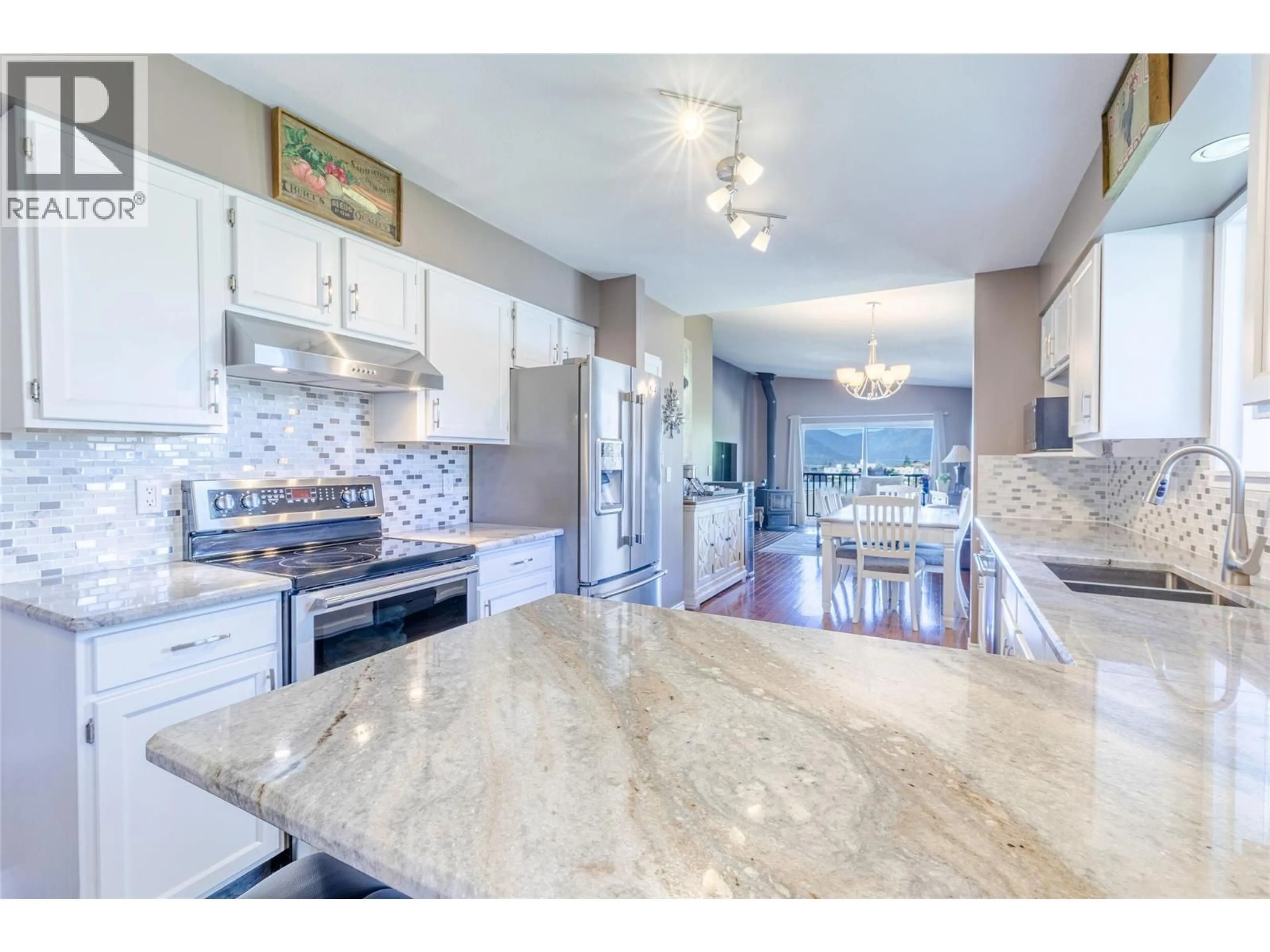 Open concept kitchen, ceramic/tile floor for 402 20TH AVENUE NORTH, Creston British Columbia V0B1G5