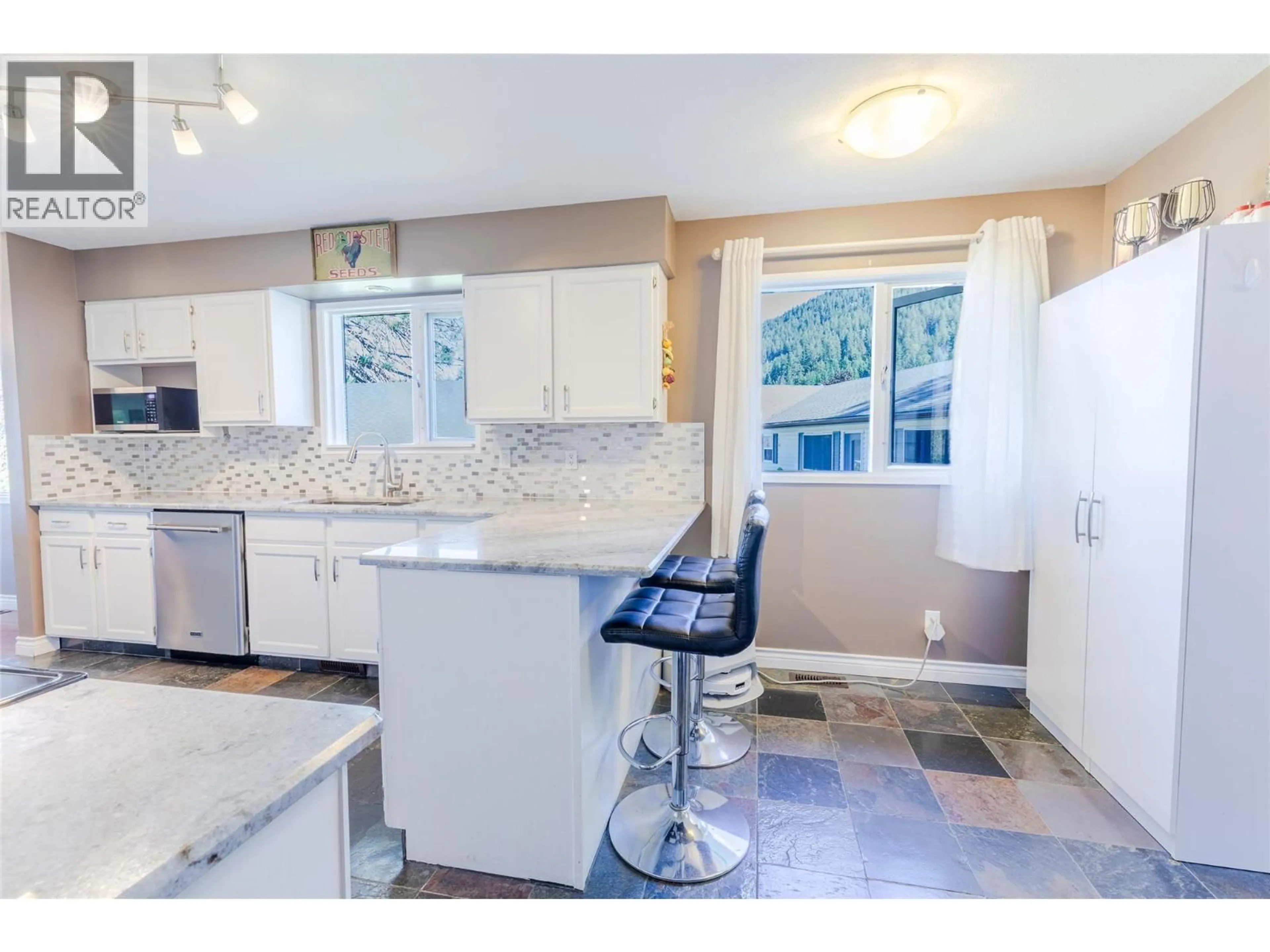 Open concept kitchen, ceramic/tile floor for 402 20TH AVENUE NORTH, Creston British Columbia V0B1G5