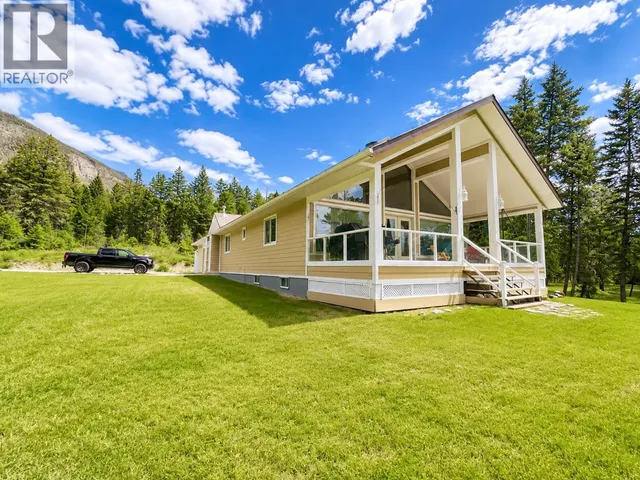 5226 JUNIPER HEIGHTS ROAD, Invermere 2