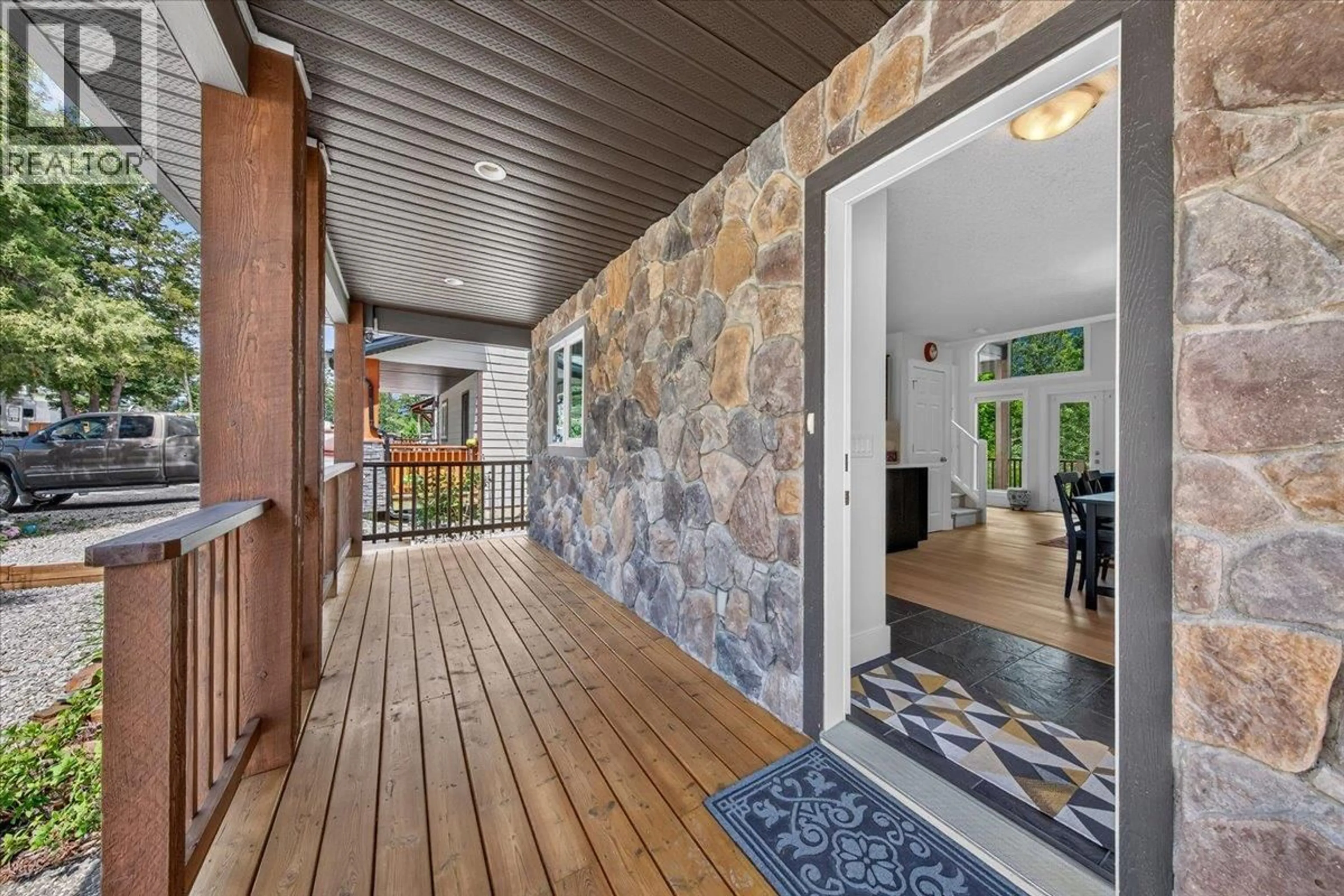 Indoor entryway for 71 - 4868 RIVERVIEW DRIVE, Edgewater British Columbia V0A1E0