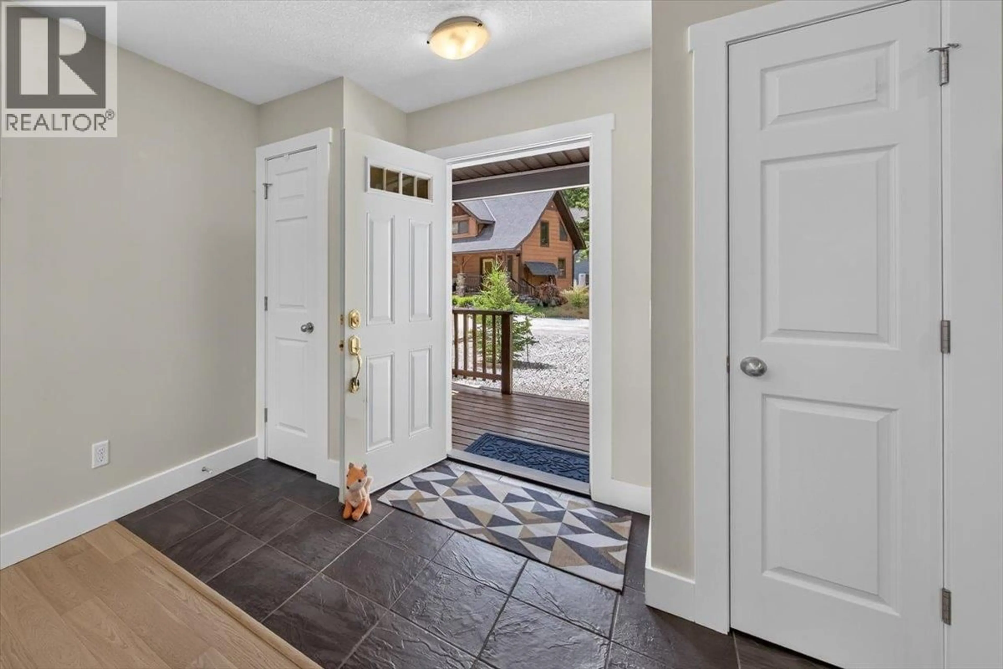 Indoor entryway for 71 - 4868 RIVERVIEW DRIVE, Edgewater British Columbia V0A1E0