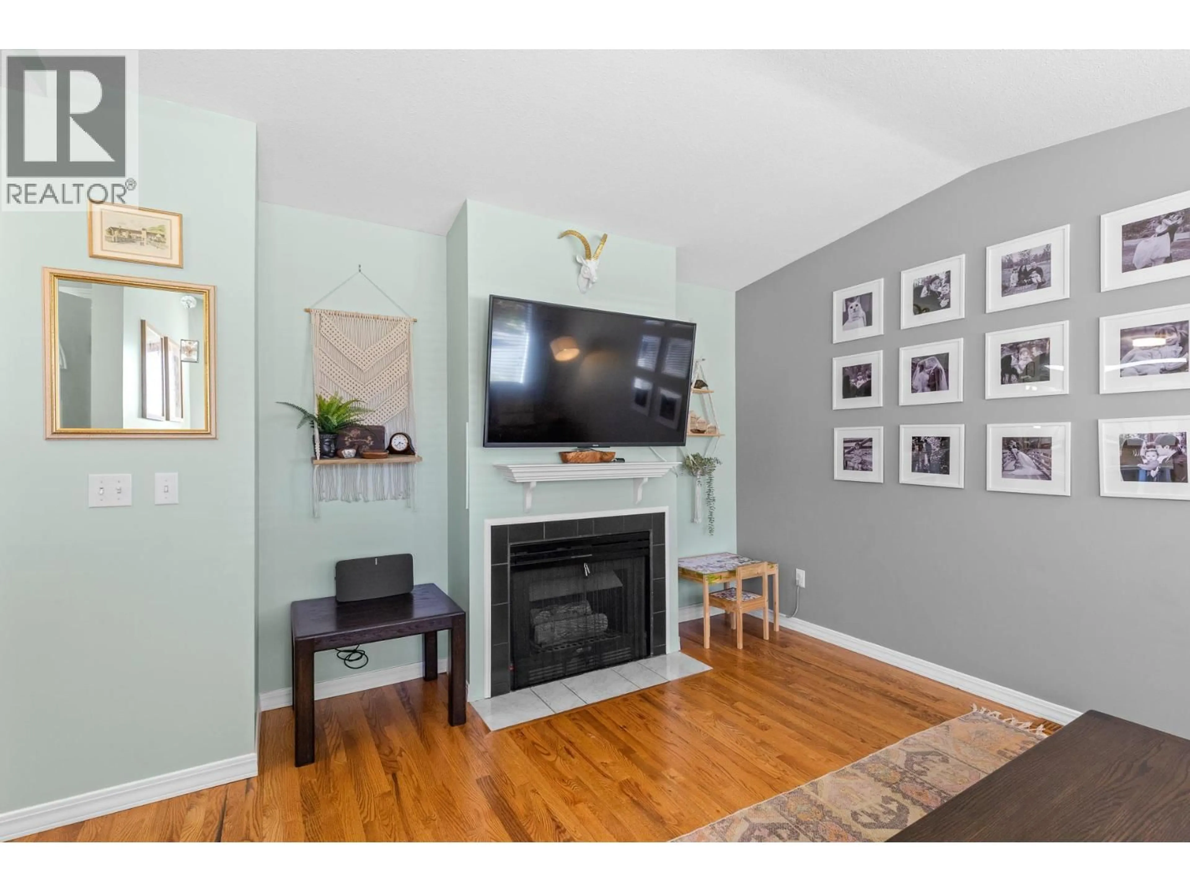 Living room with furniture, wood/laminate floor for 8 - 9159 GLENMORE ROAD, Lake Country British Columbia V4V1R4