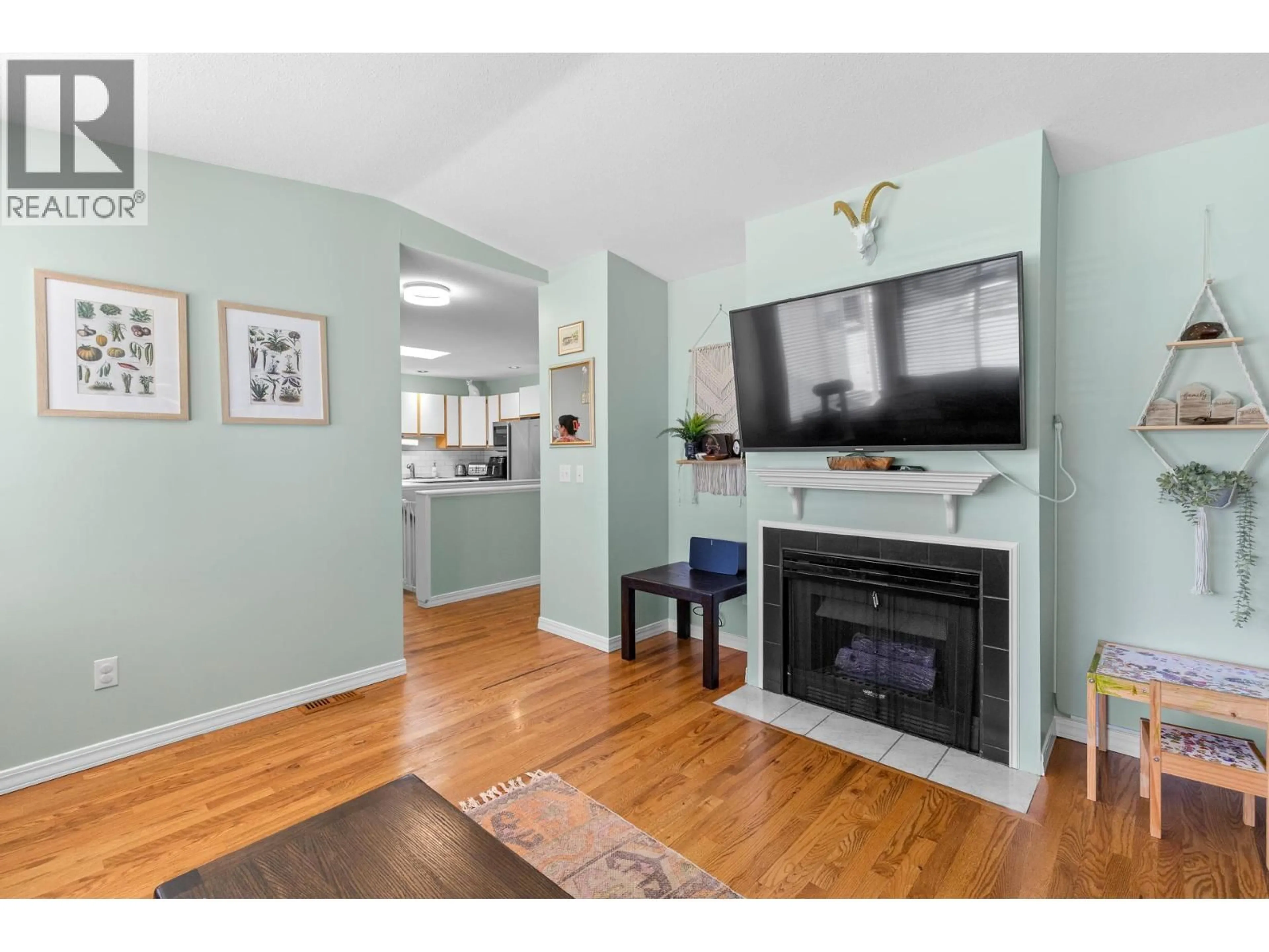 Living room with furniture, wood/laminate floor for 8 - 9159 GLENMORE ROAD, Lake Country British Columbia V4V1R4