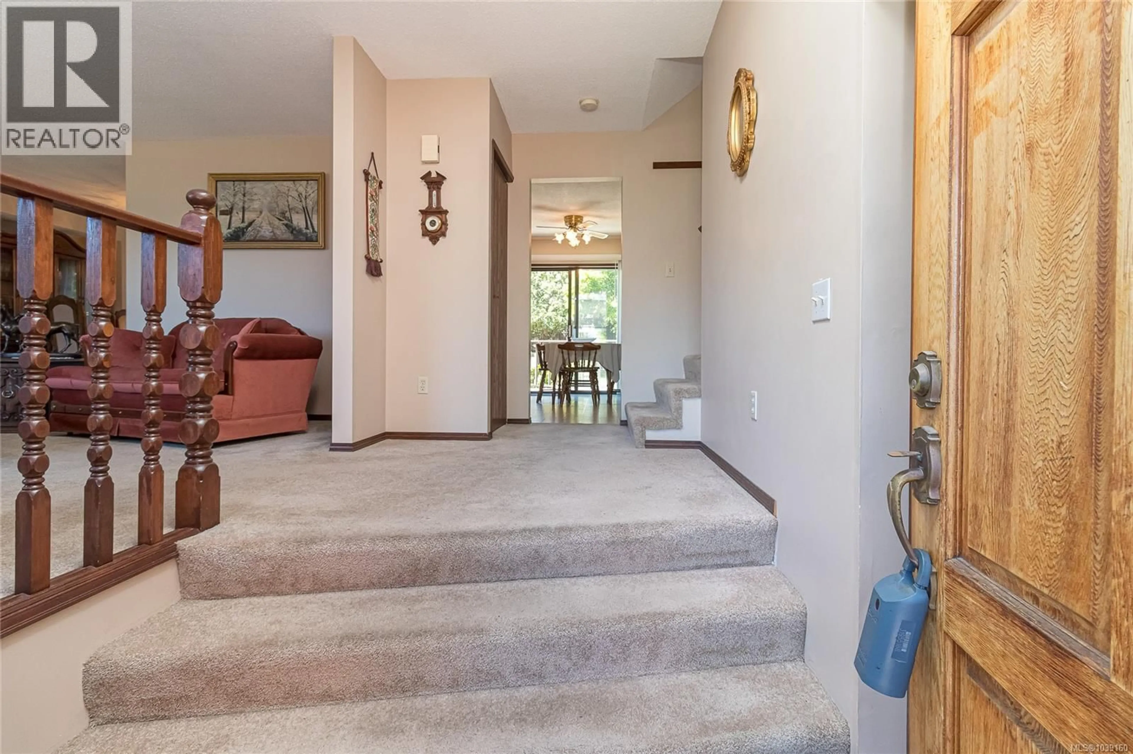 Indoor foyer for 10252 ASHBY COURT, Sidney British Columbia V8L4X8