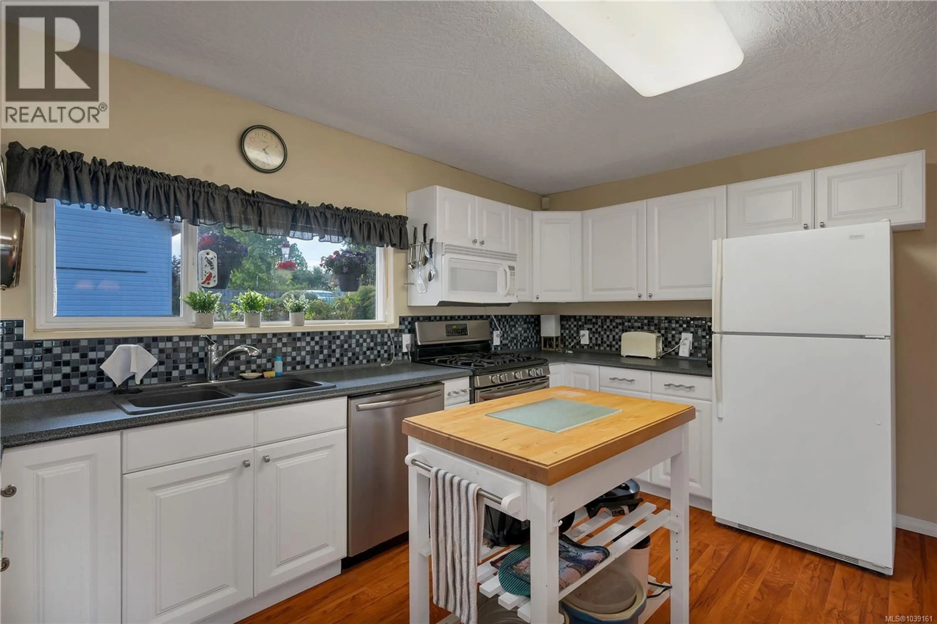 Standard kitchen, ceramic/tile floor for 558 ALDER STREET, Campbell River British Columbia V9W2P1