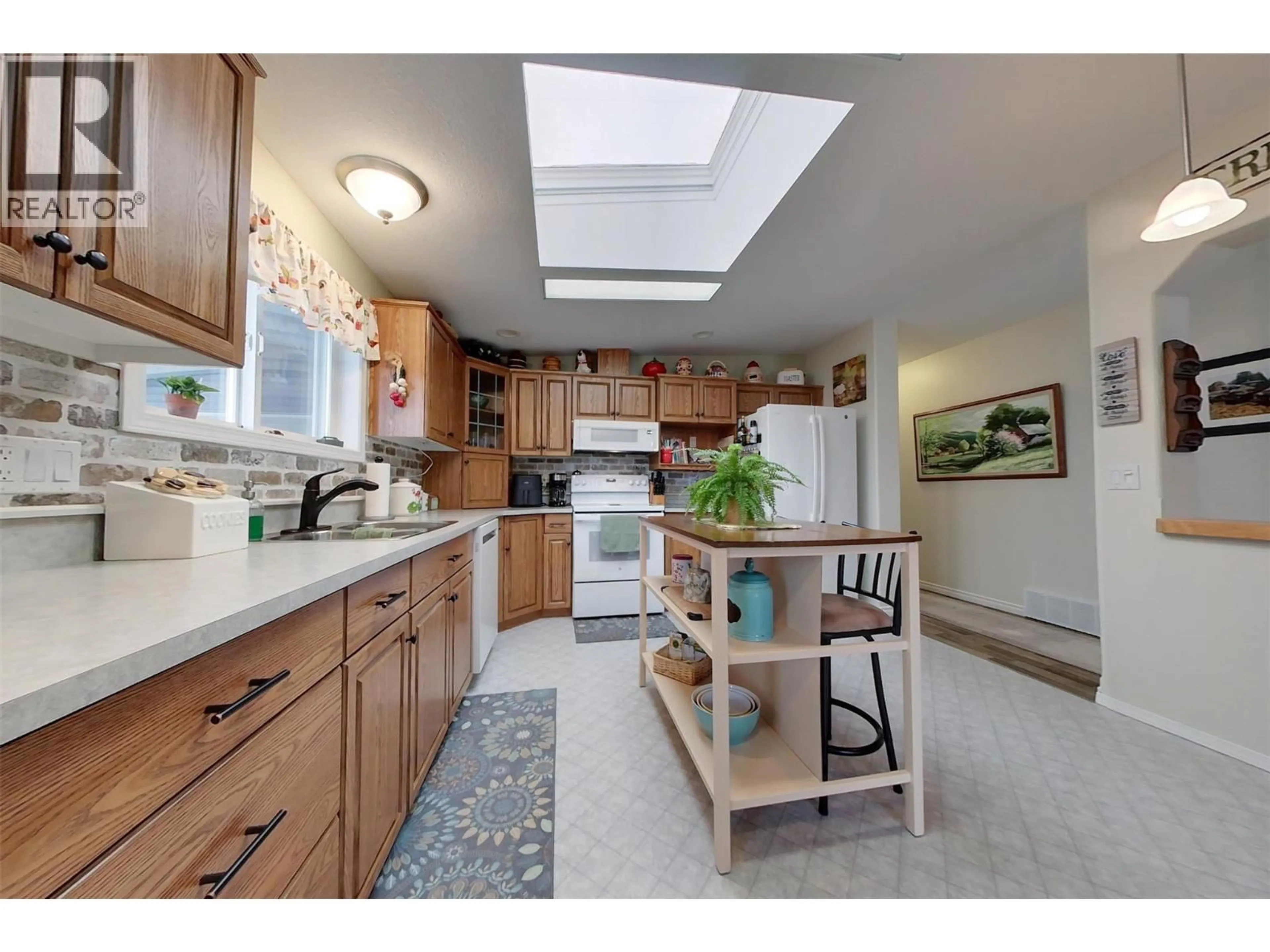 Open concept kitchen, ceramic/tile floor for 1006 11TH N AVENUE, Creston British Columbia V0B1G6
