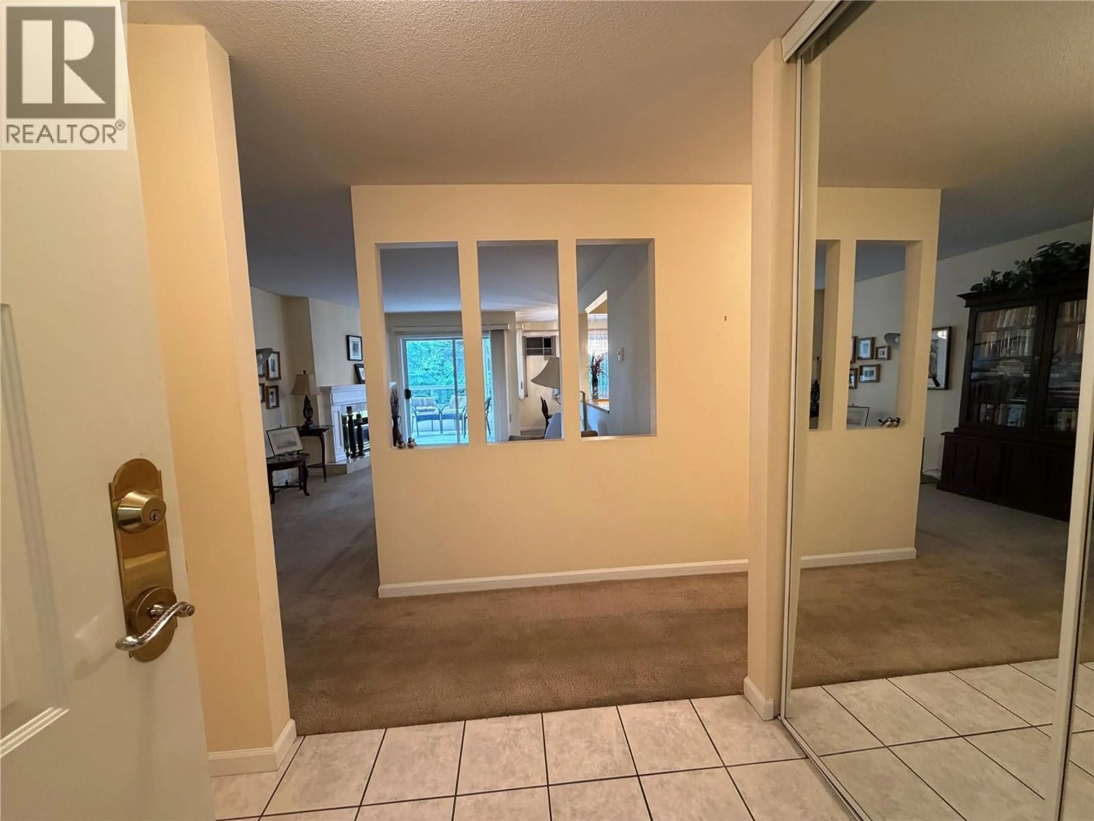 Indoor foyer for 103 - 945 LAWRENCE AVENUE, Kelowna British Columbia V1Y6M3